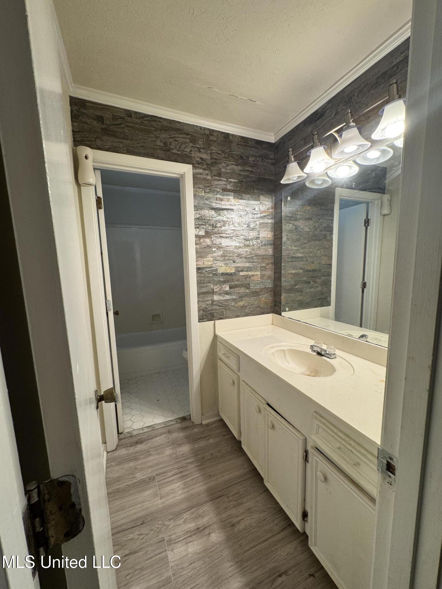 219 Lake Cove Drive Property Photo 10