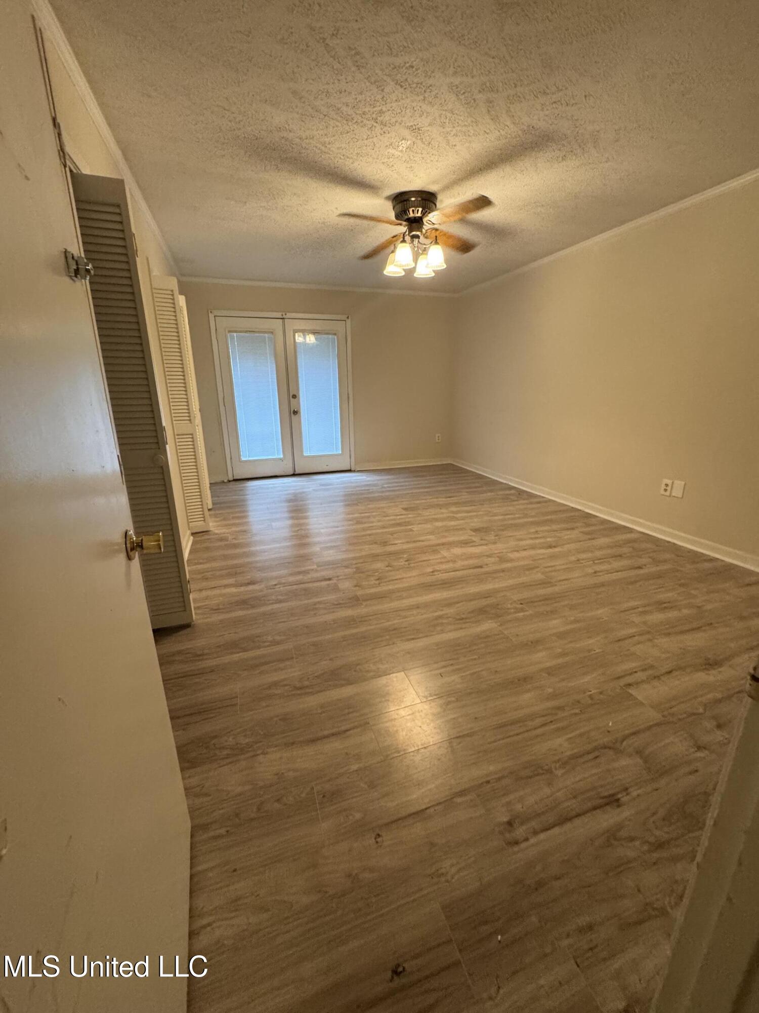 219 Lake Cove Drive Property Photo 14