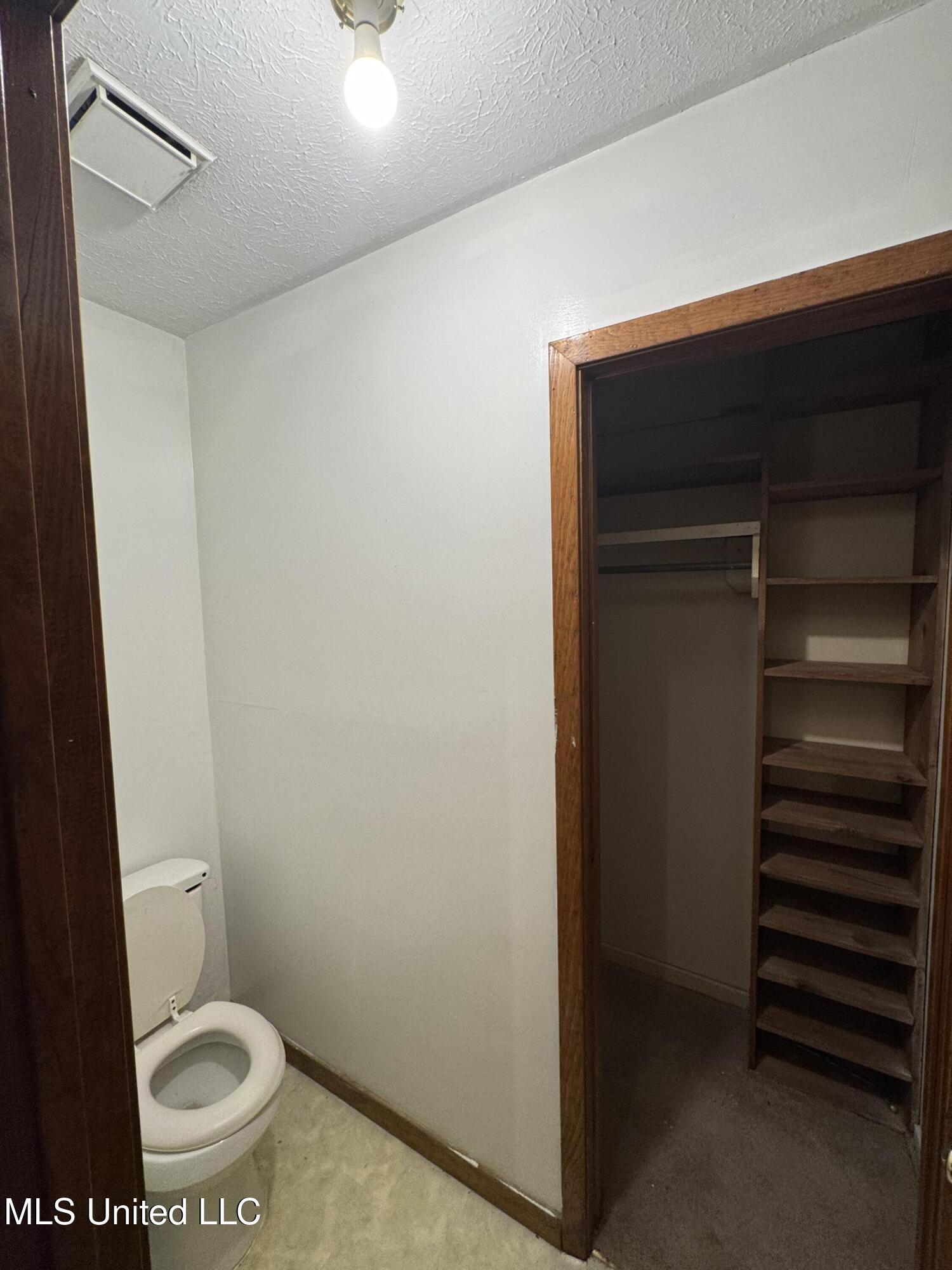 219 Lake Cove Drive Property Photo 18