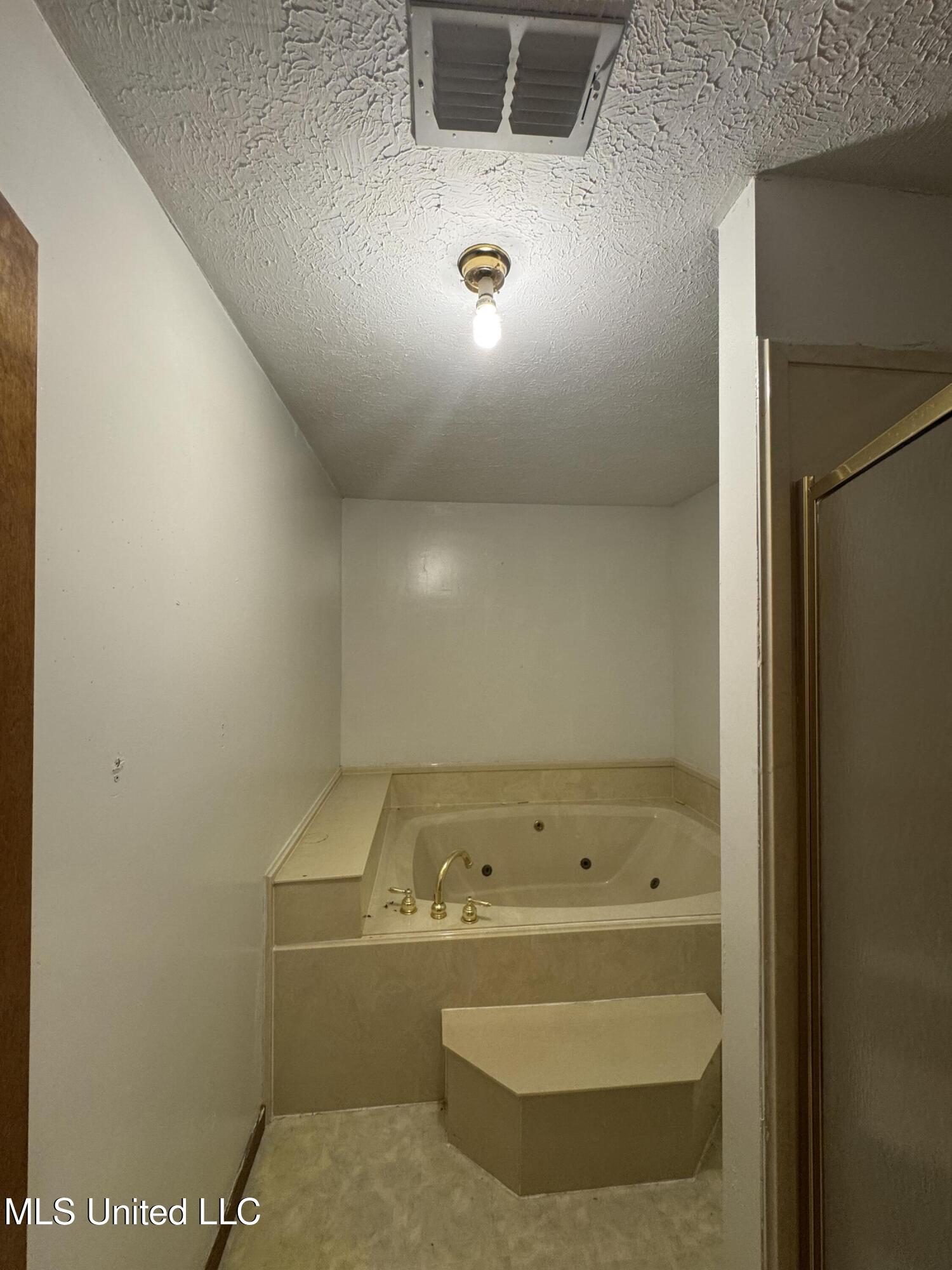 219 Lake Cove Drive Property Photo 21