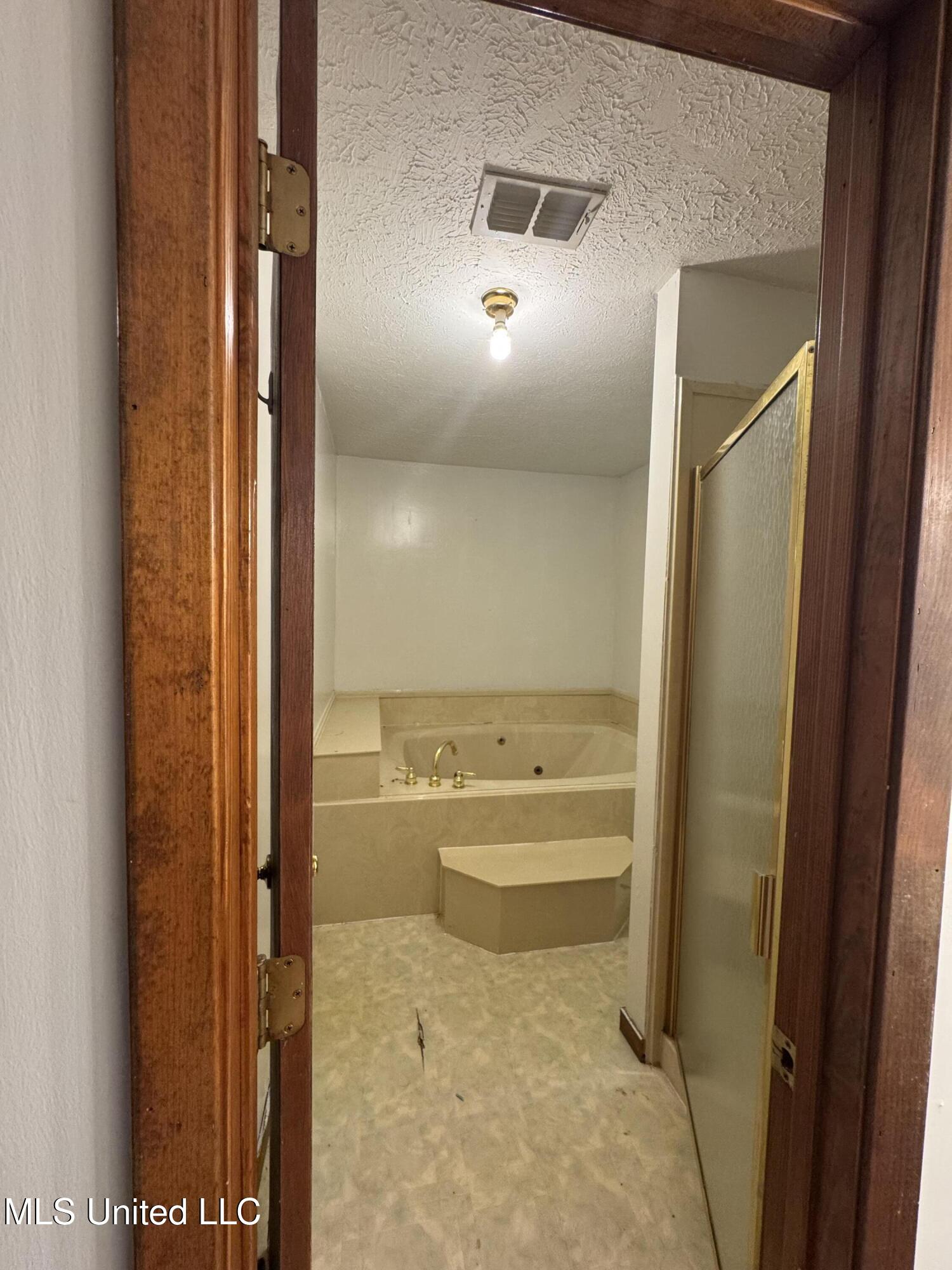 219 Lake Cove Drive Property Photo 22