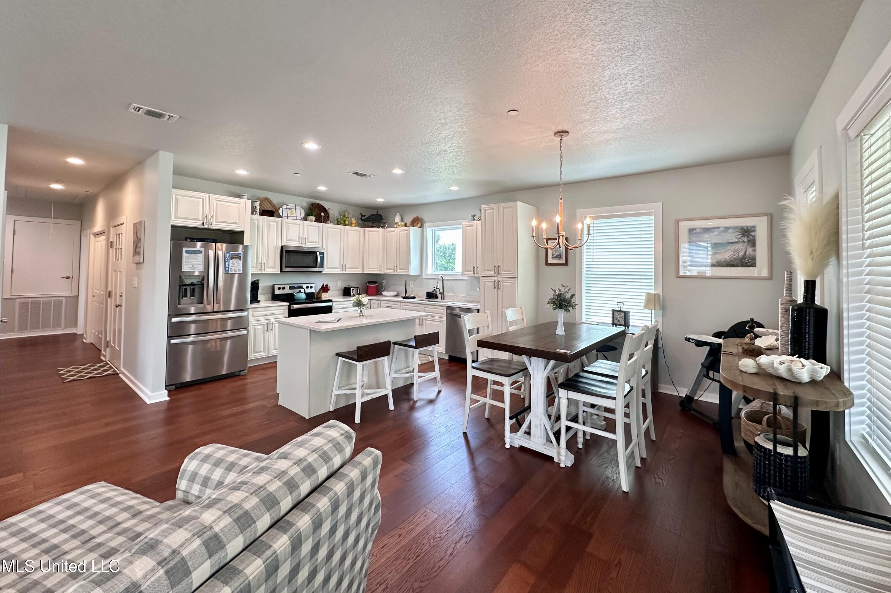 216 West Avenue Property Photo 4