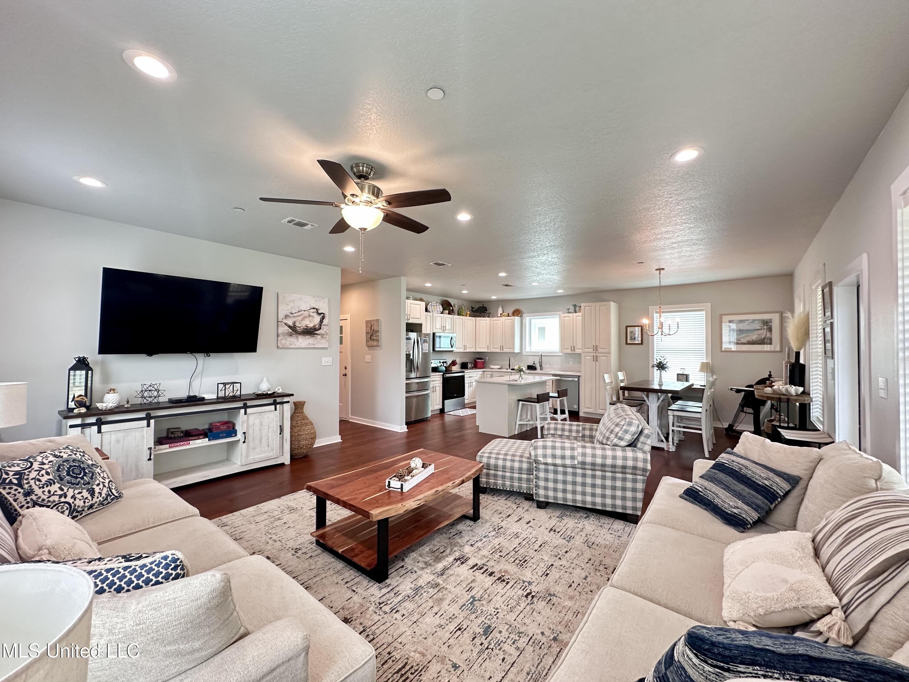 216 West Avenue Property Photo 5