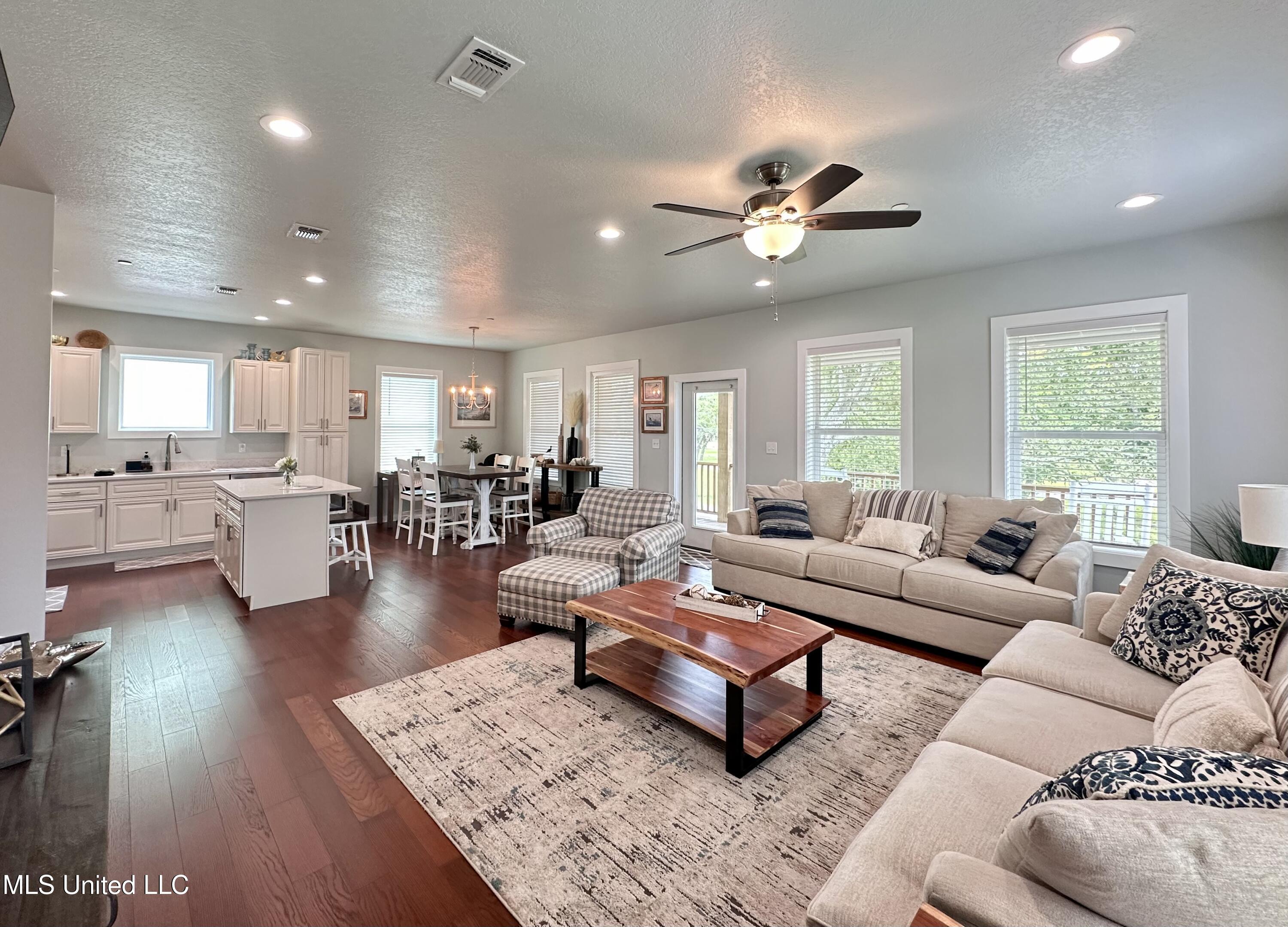 216 West Avenue Property Photo 6