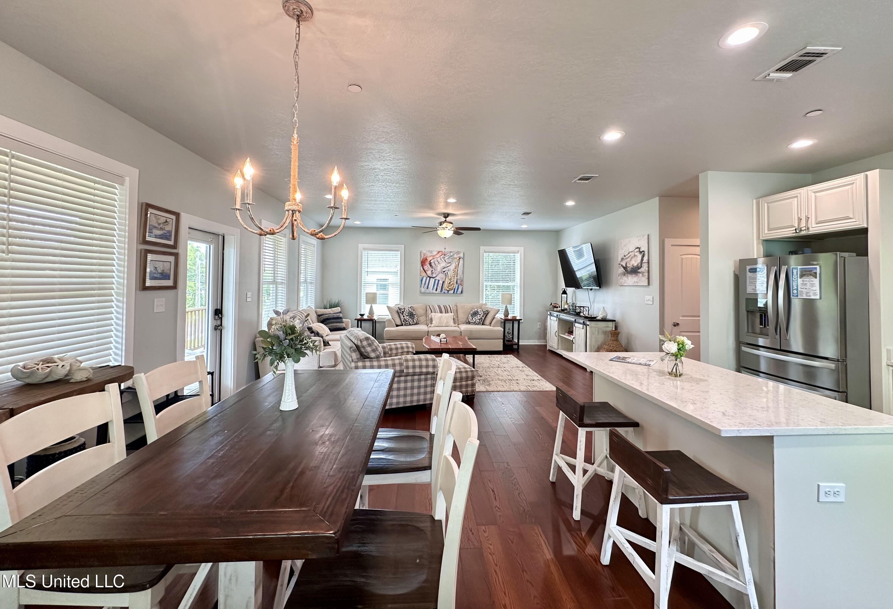 216 West Avenue Property Photo 7