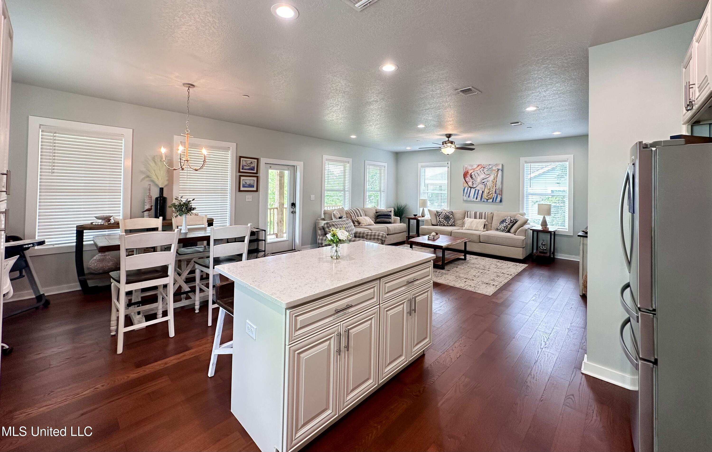 216 West Avenue Property Photo 9