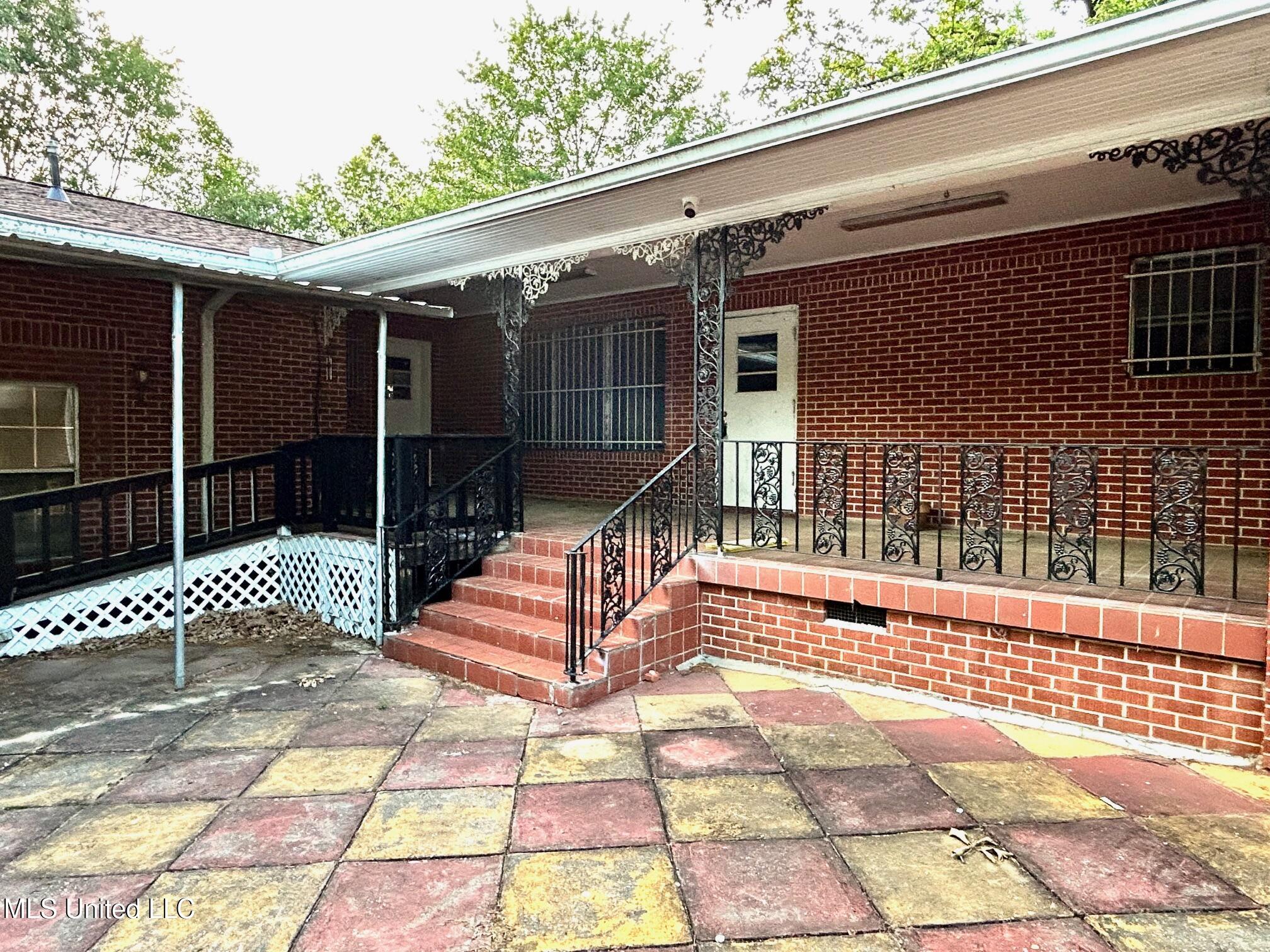 606 E Jackson Road Property Photo 6