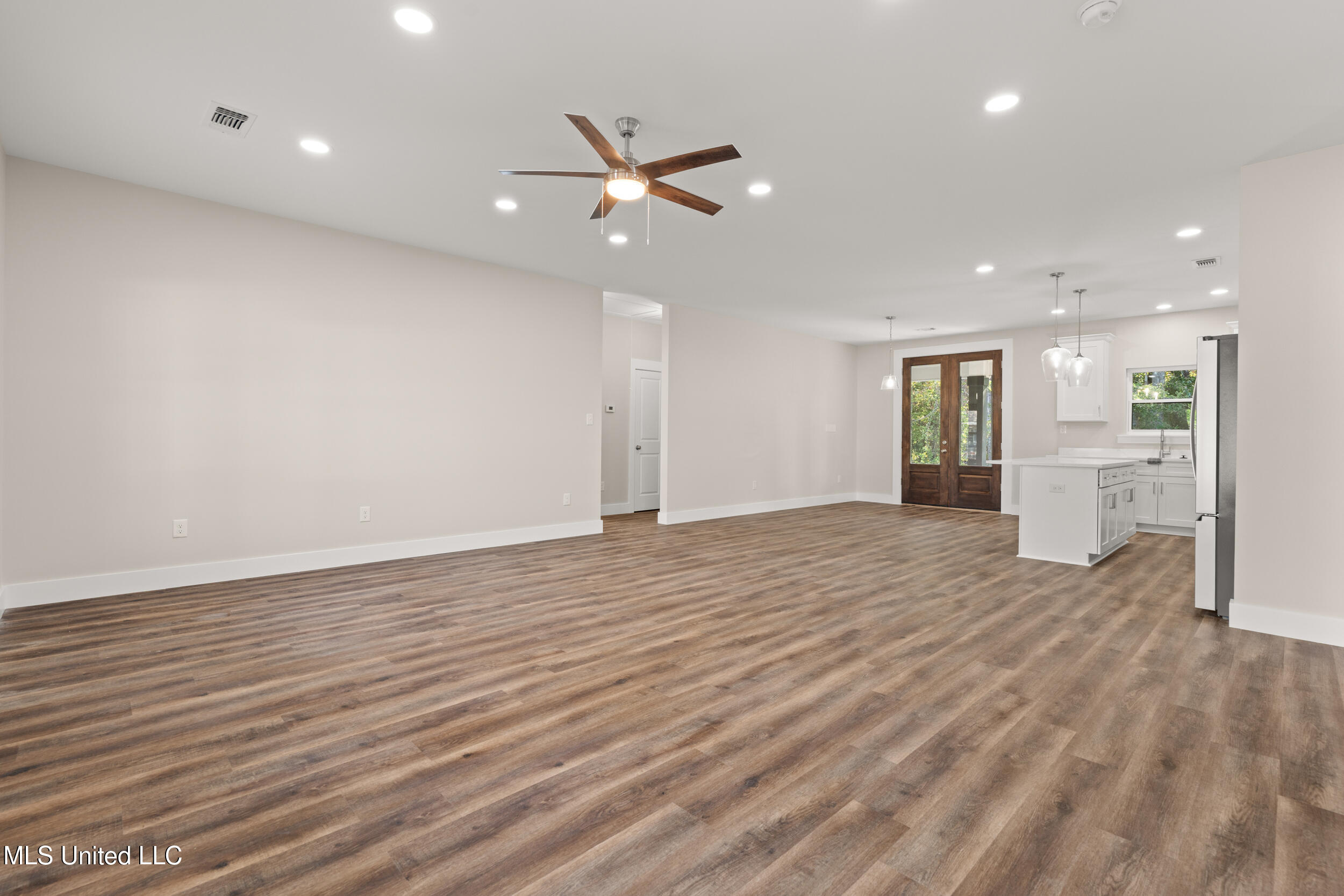 832 Combel Street Property Photo 8