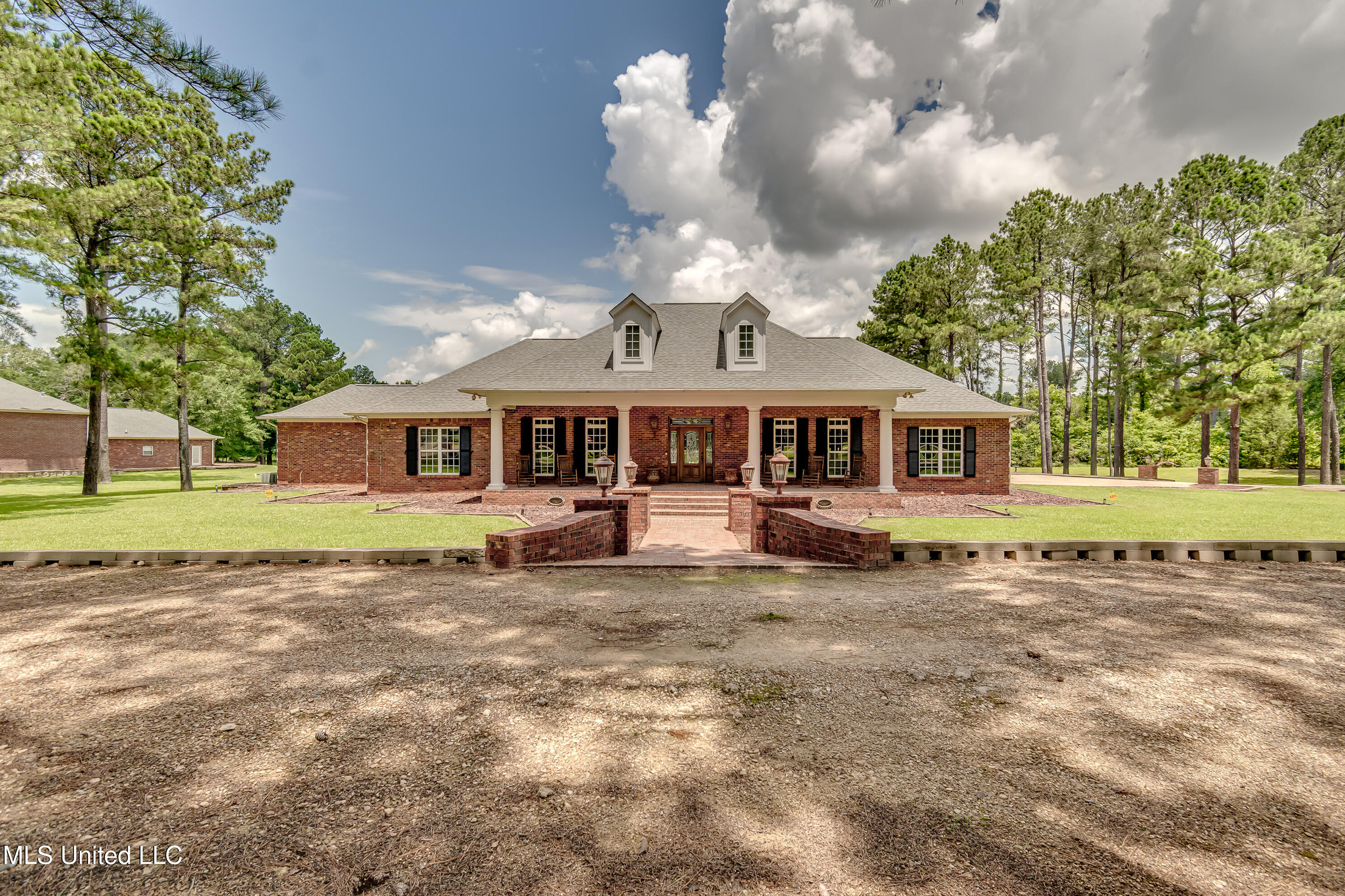 123 Lakeshire Cove Property Photo