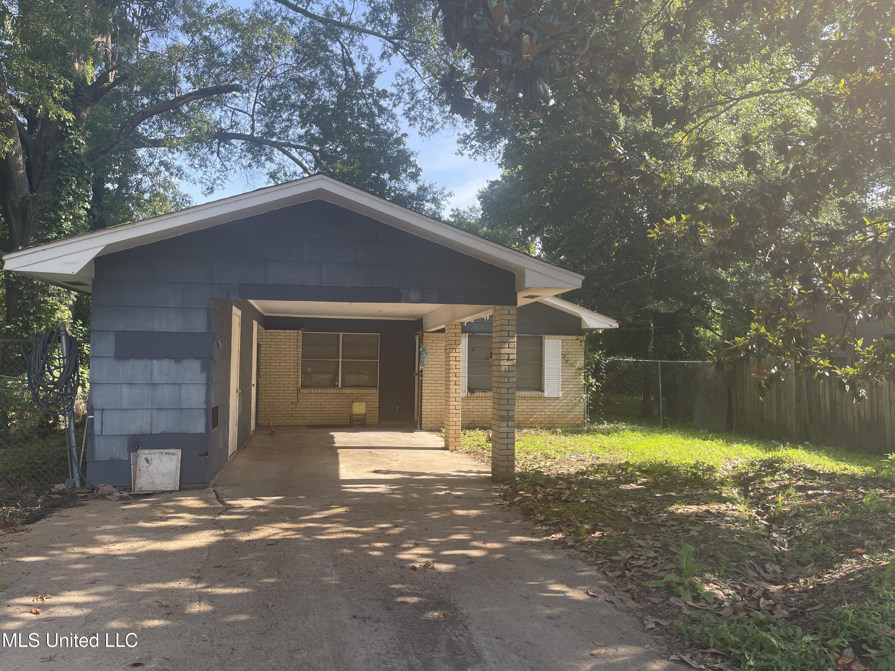 425 Derrick Street Property Photo 1