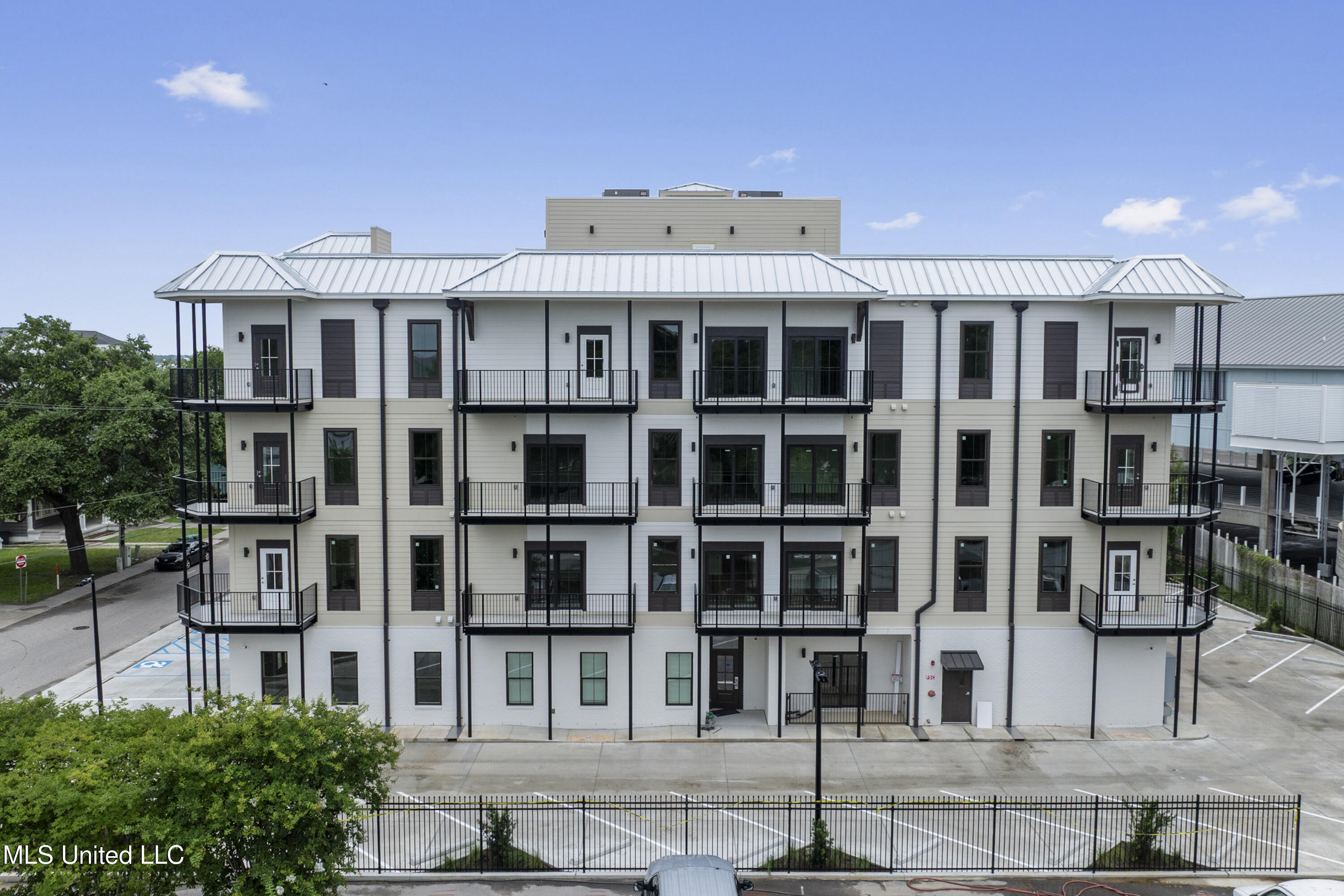 124 Court Unit #206 Street Property Photo 37