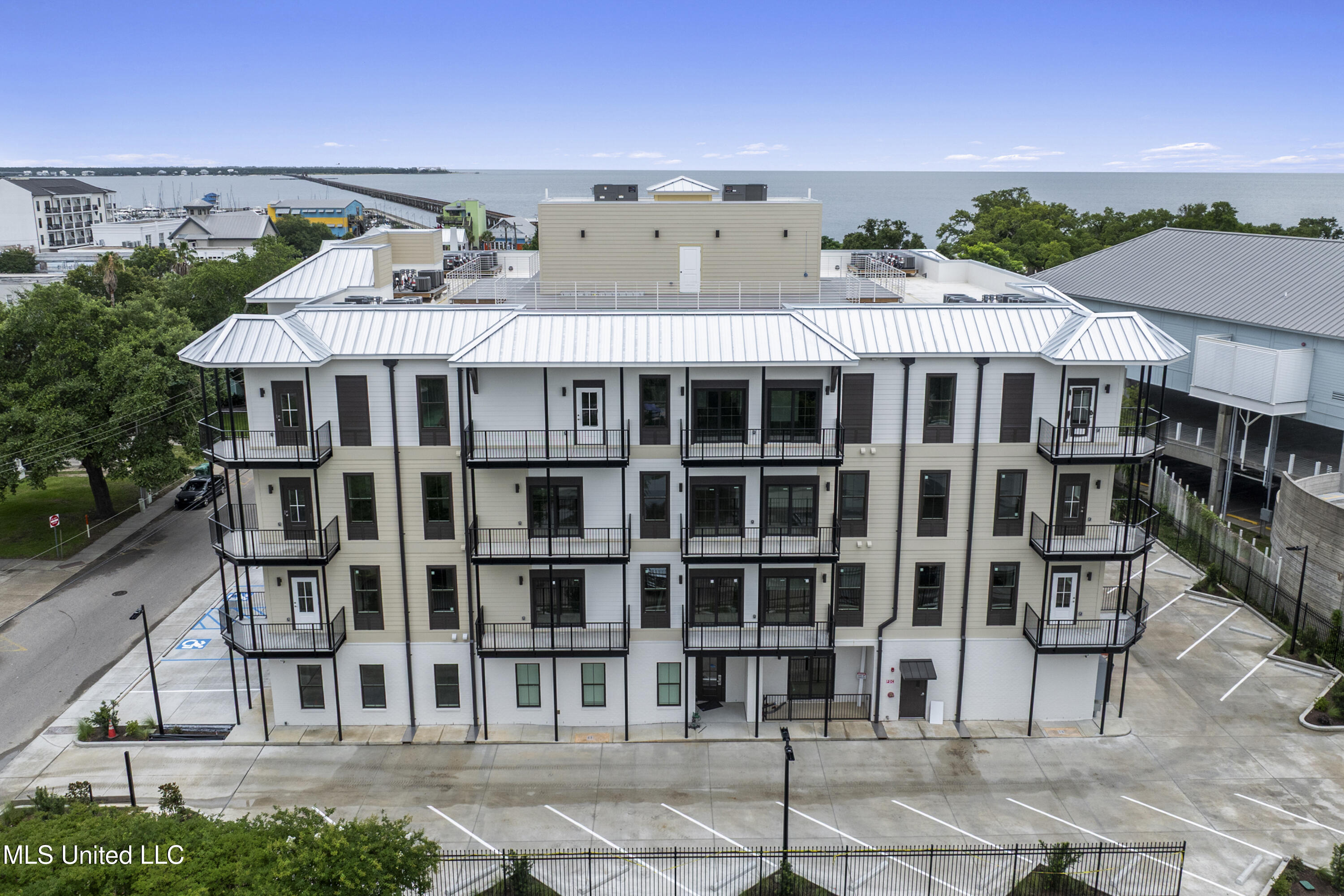 124 Court Unit #206 Street Property Photo 39