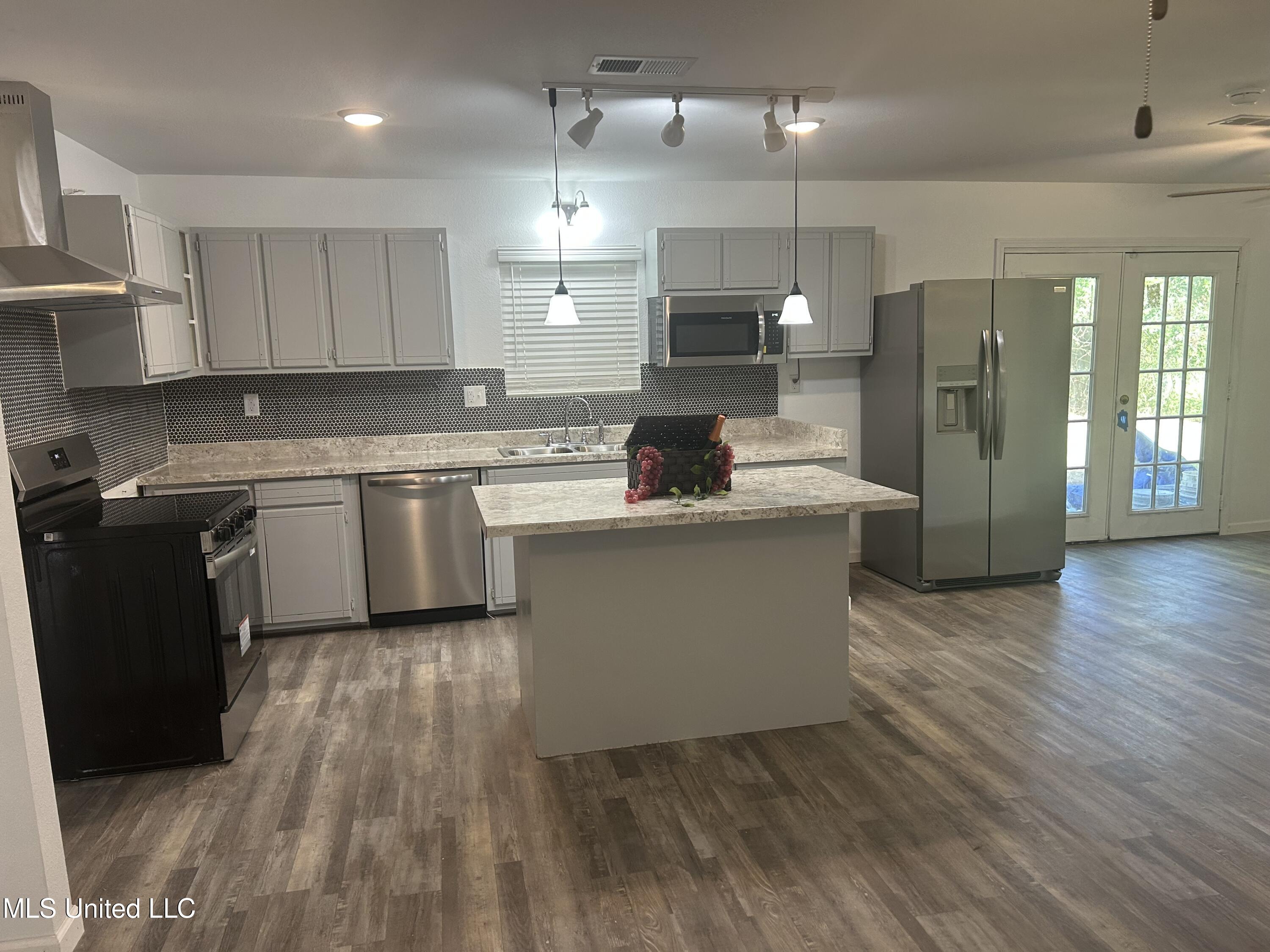 5736 Eastwood Drive Property Photo 4