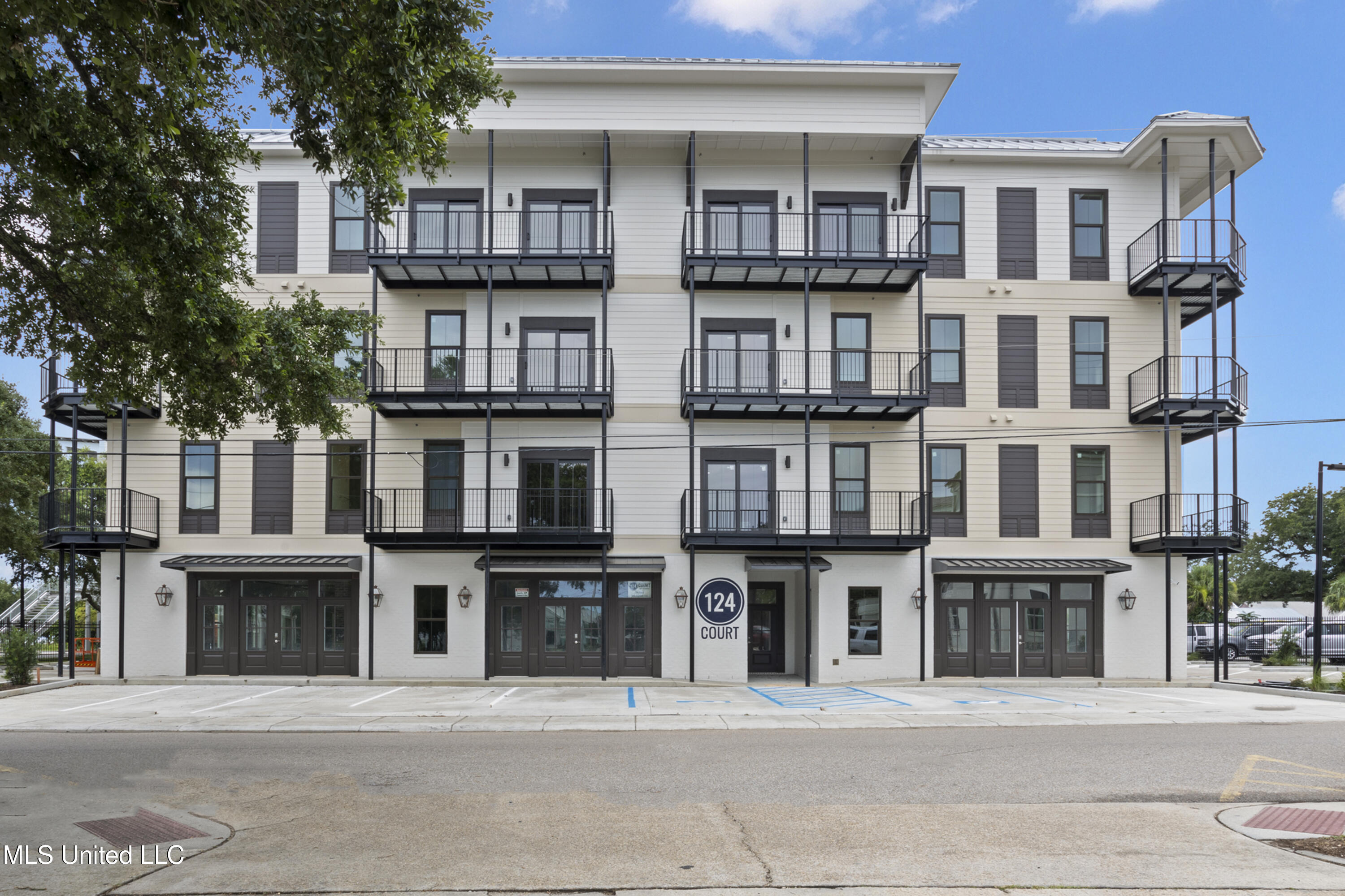 124 Court Unit #207 Street Property Photo 1