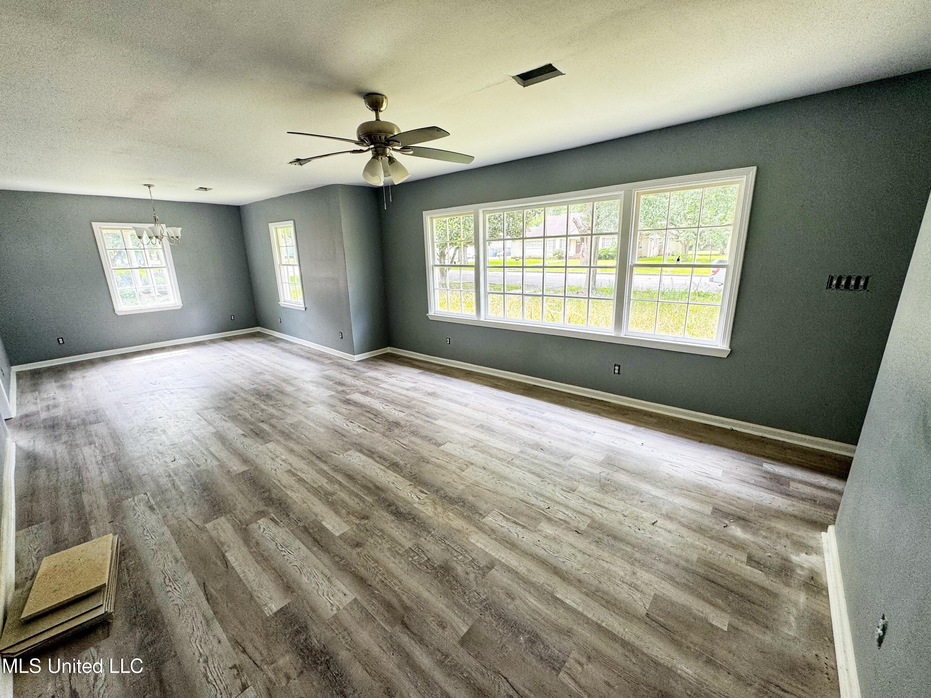 711 Catalpa Street Property Photo 2