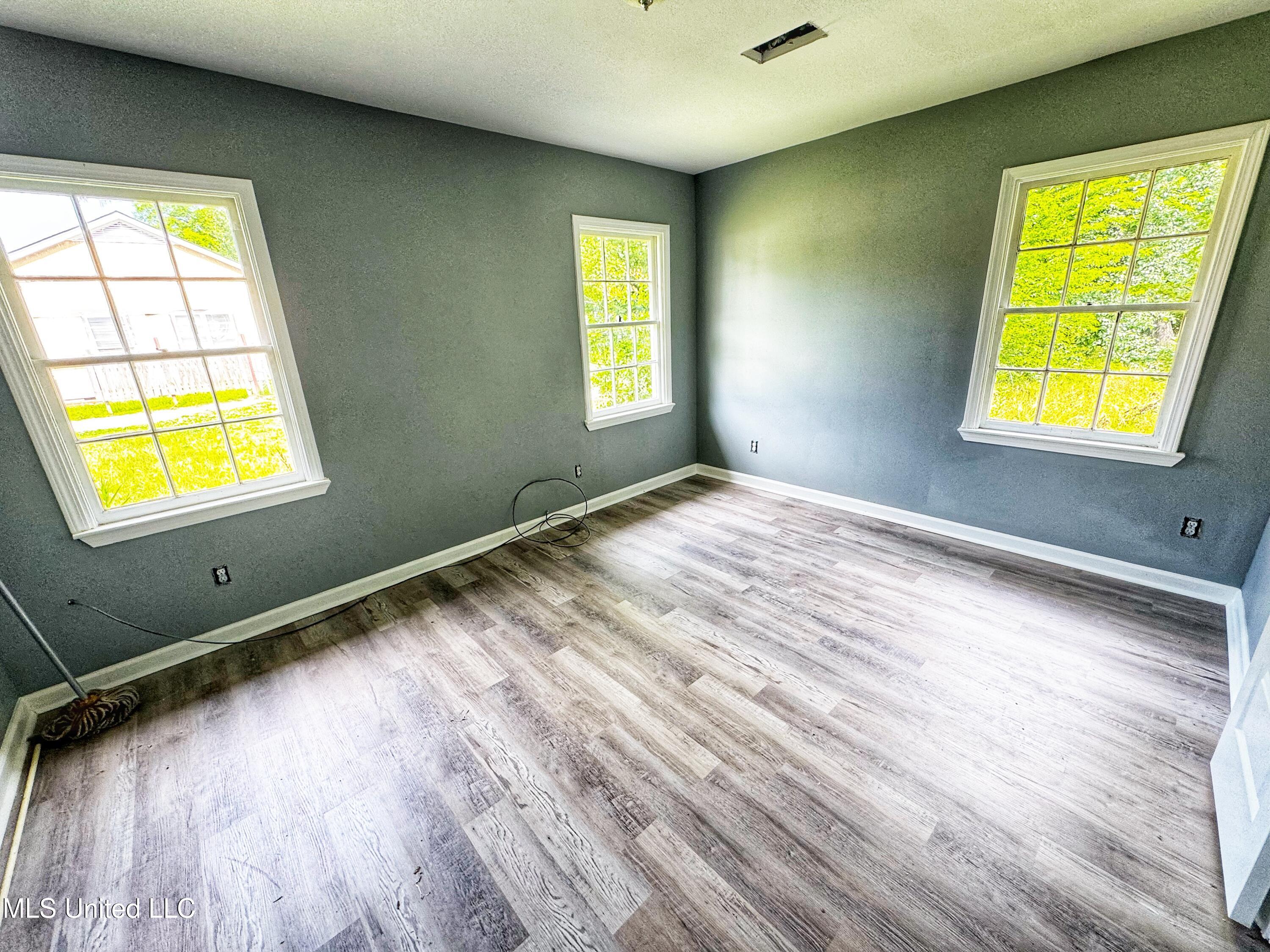 711 Catalpa Street Property Photo 4