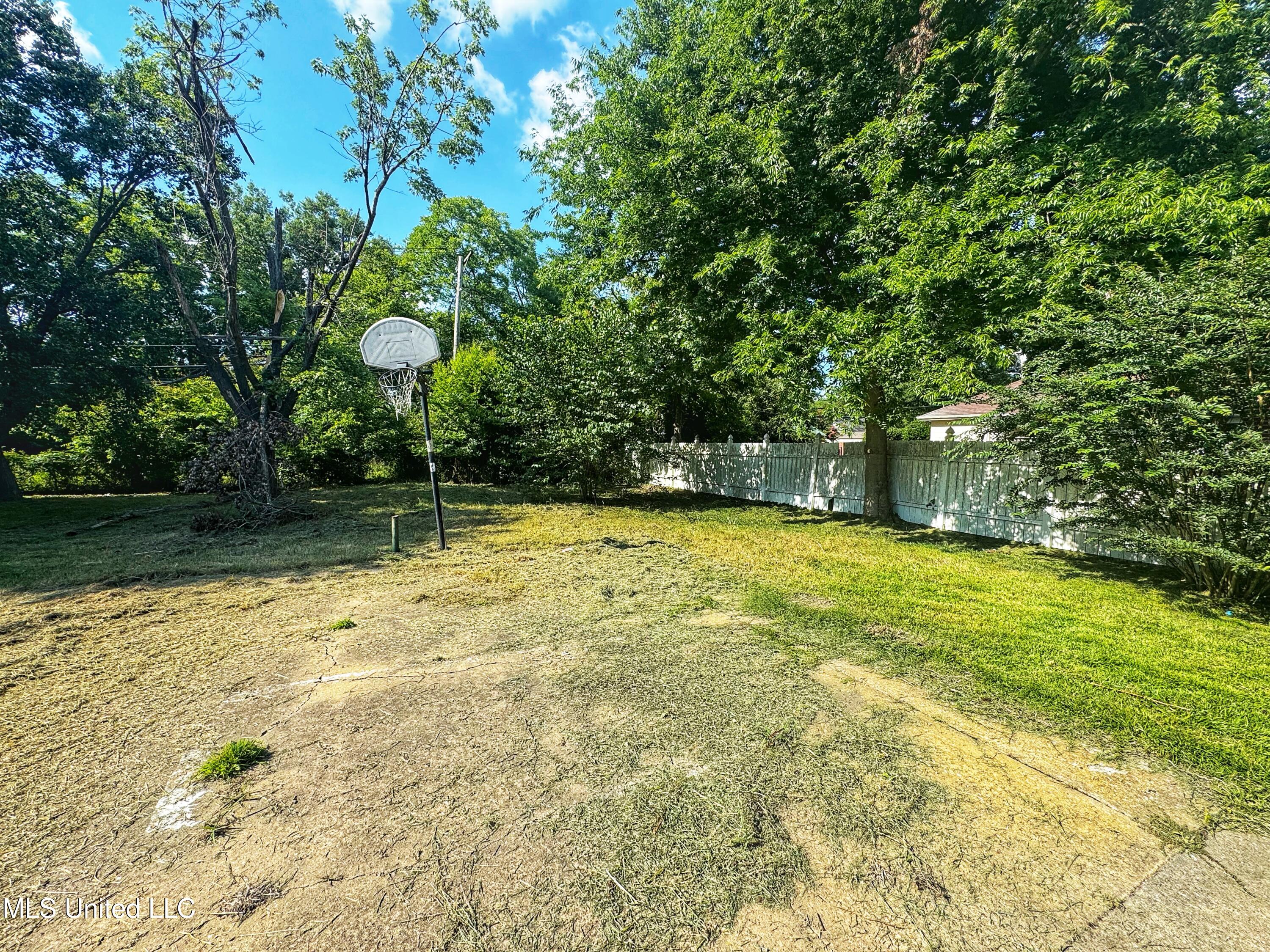 711 Catalpa Street Property Photo 9