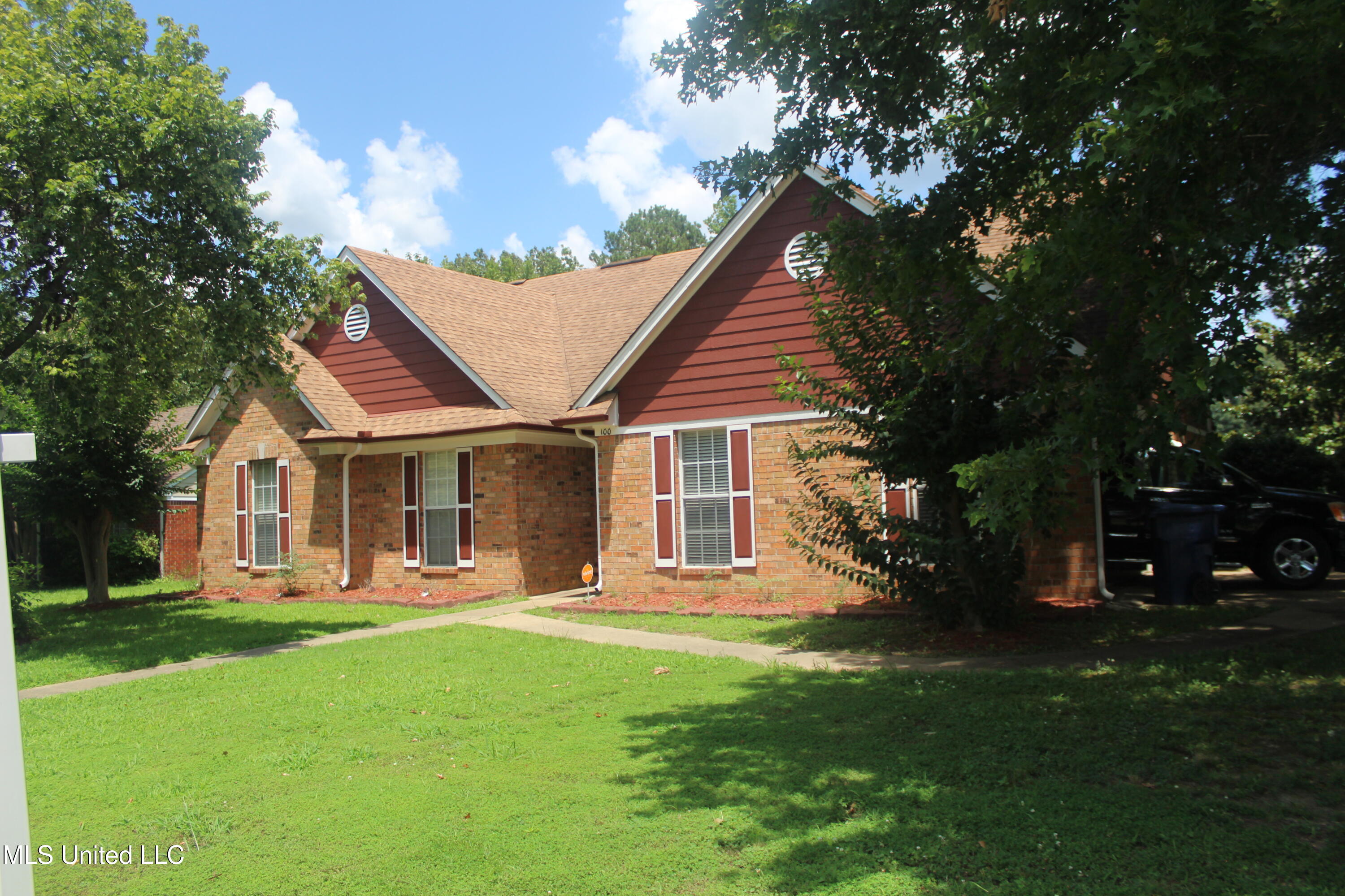 100 Roseleigh Cove Property Photo 1