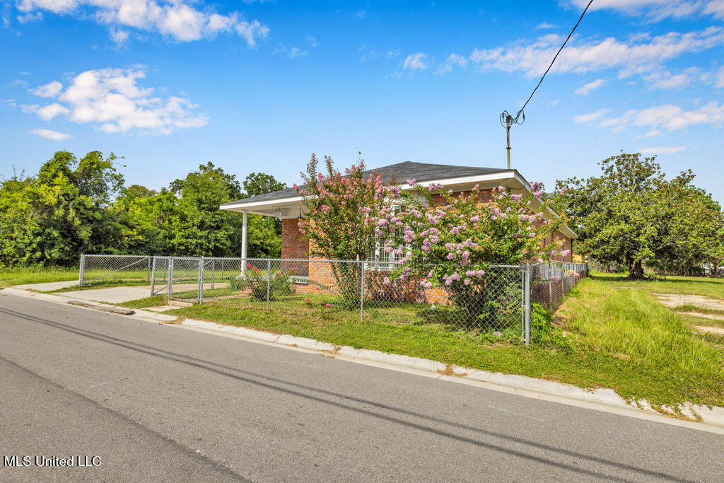 172 Hoxie Street Property Photo 4