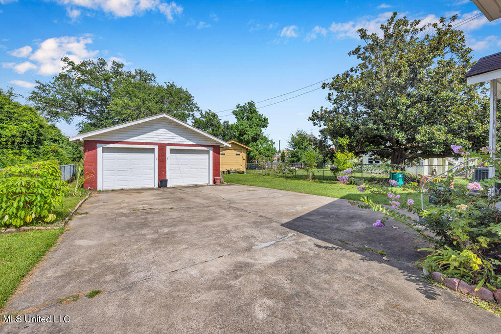 172 Hoxie Street Property Photo 6