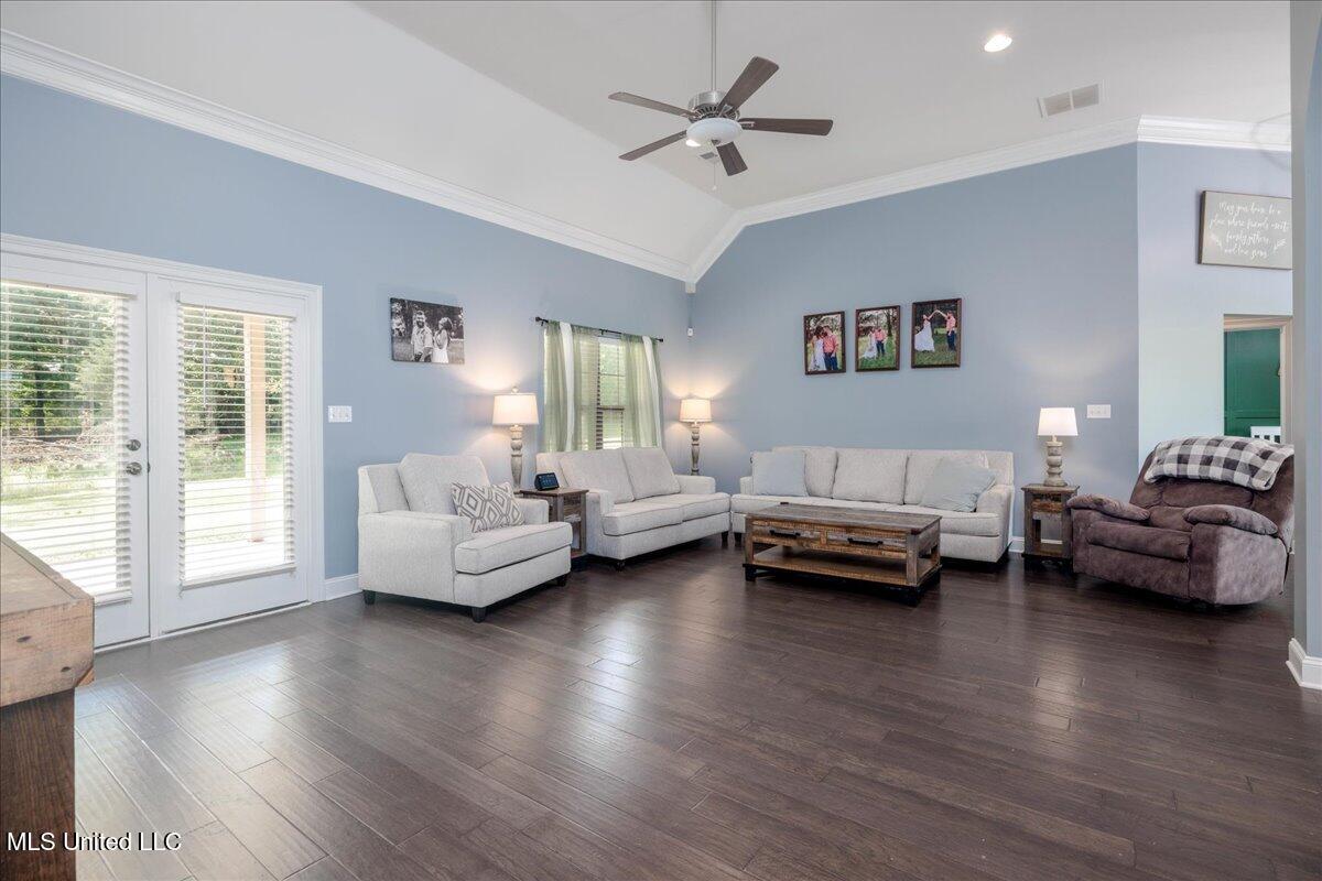 160 Oak Manor Drive Property Photo 10