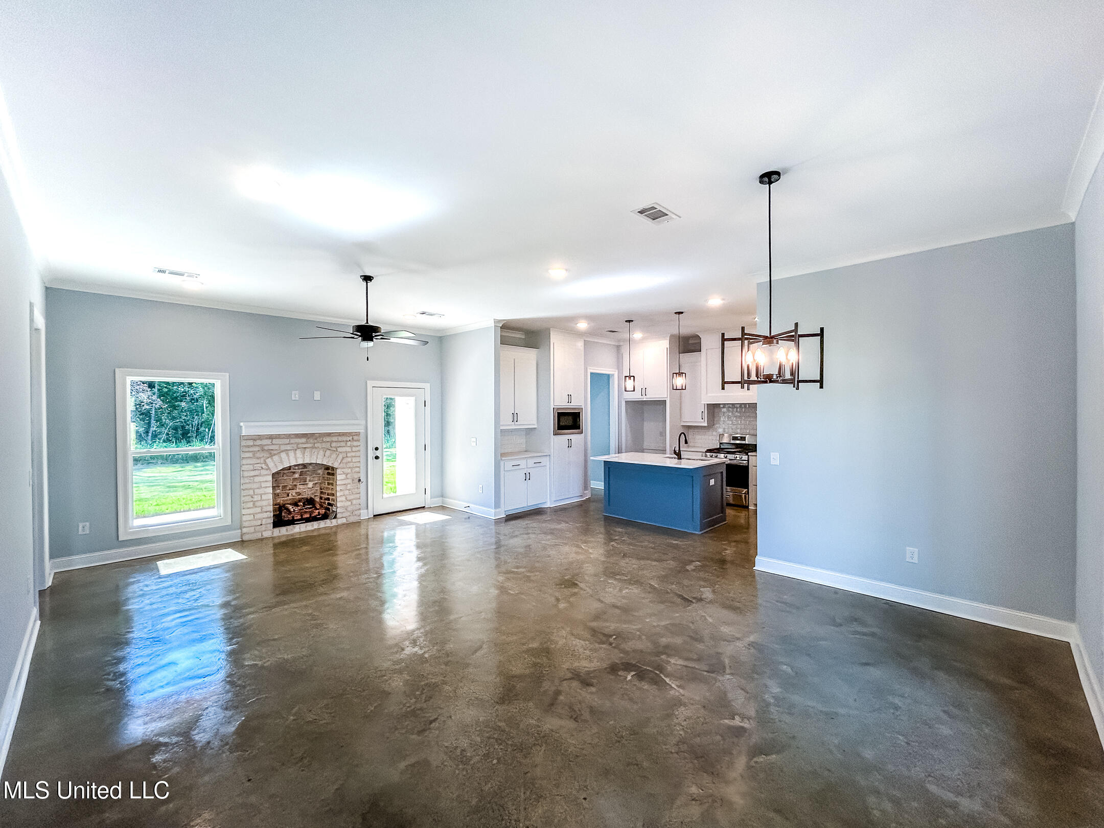 960 Riverside Lane Property Photo 2