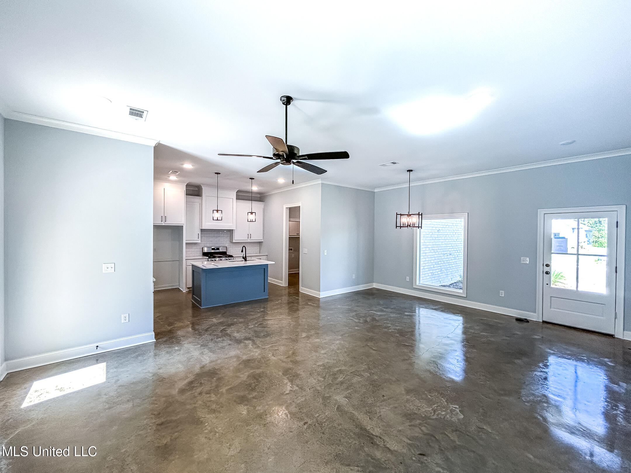 960 Riverside Lane Property Photo 3