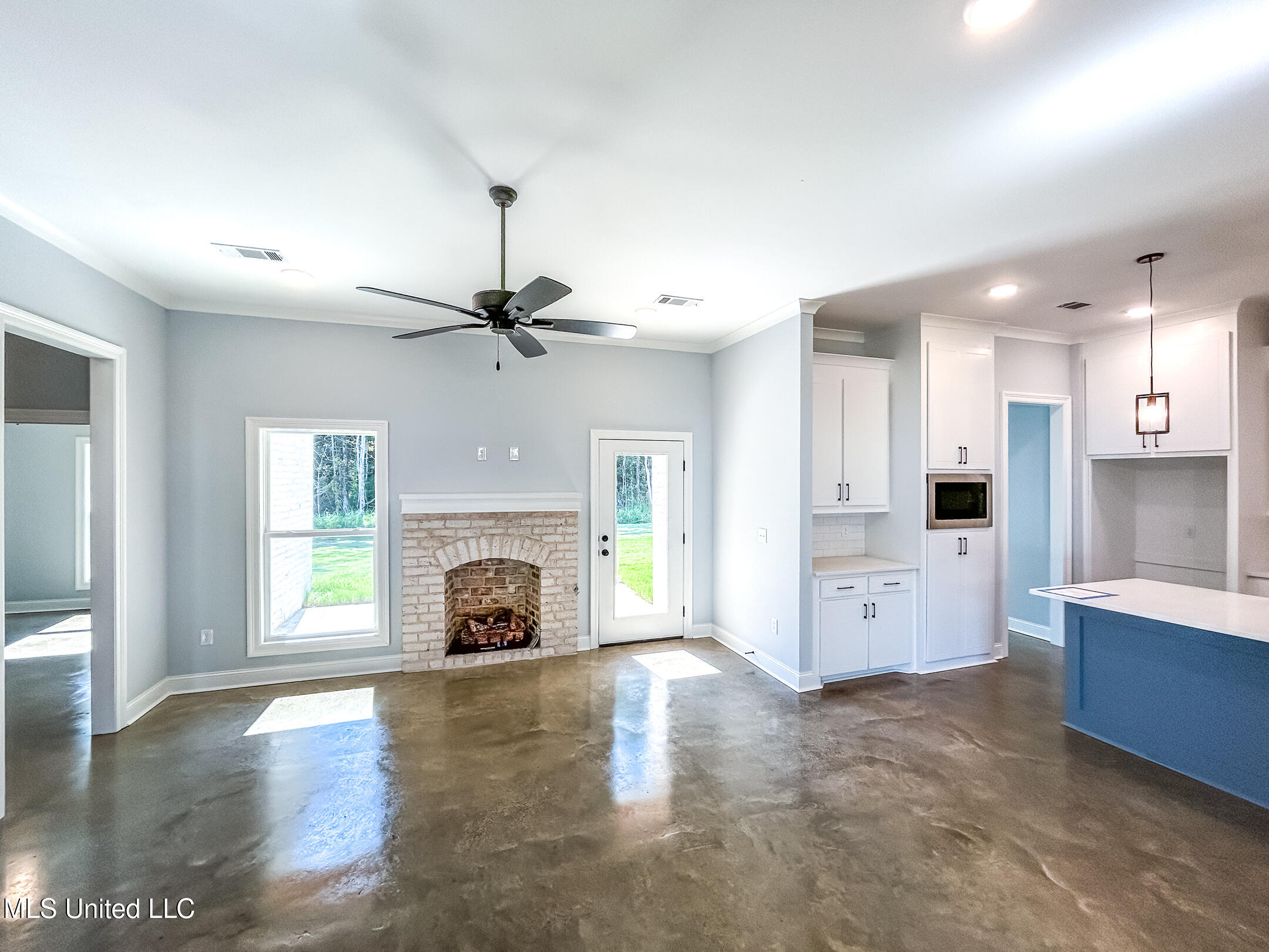 960 Riverside Lane Property Photo 4