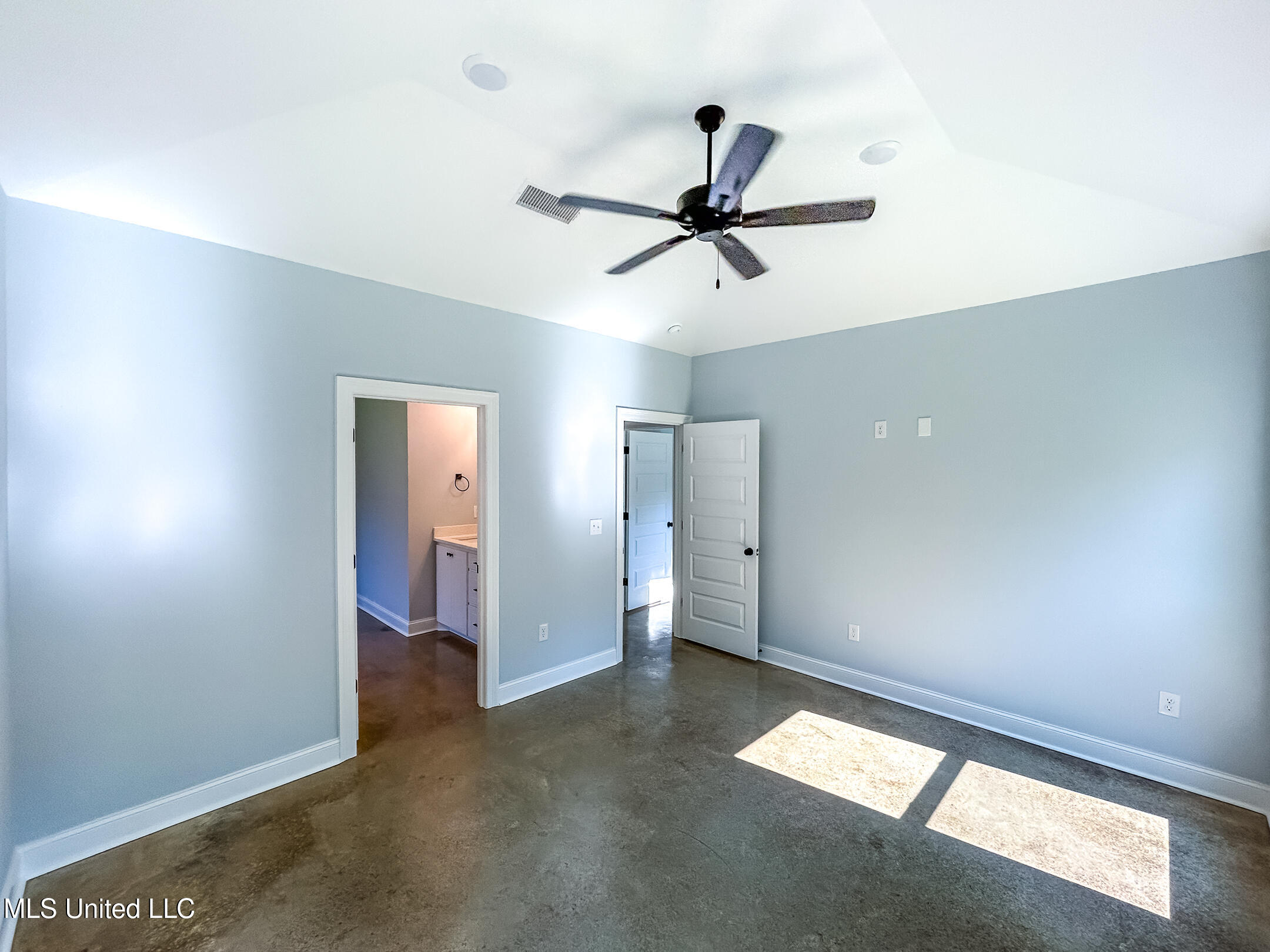 960 Riverside Lane Property Photo 8