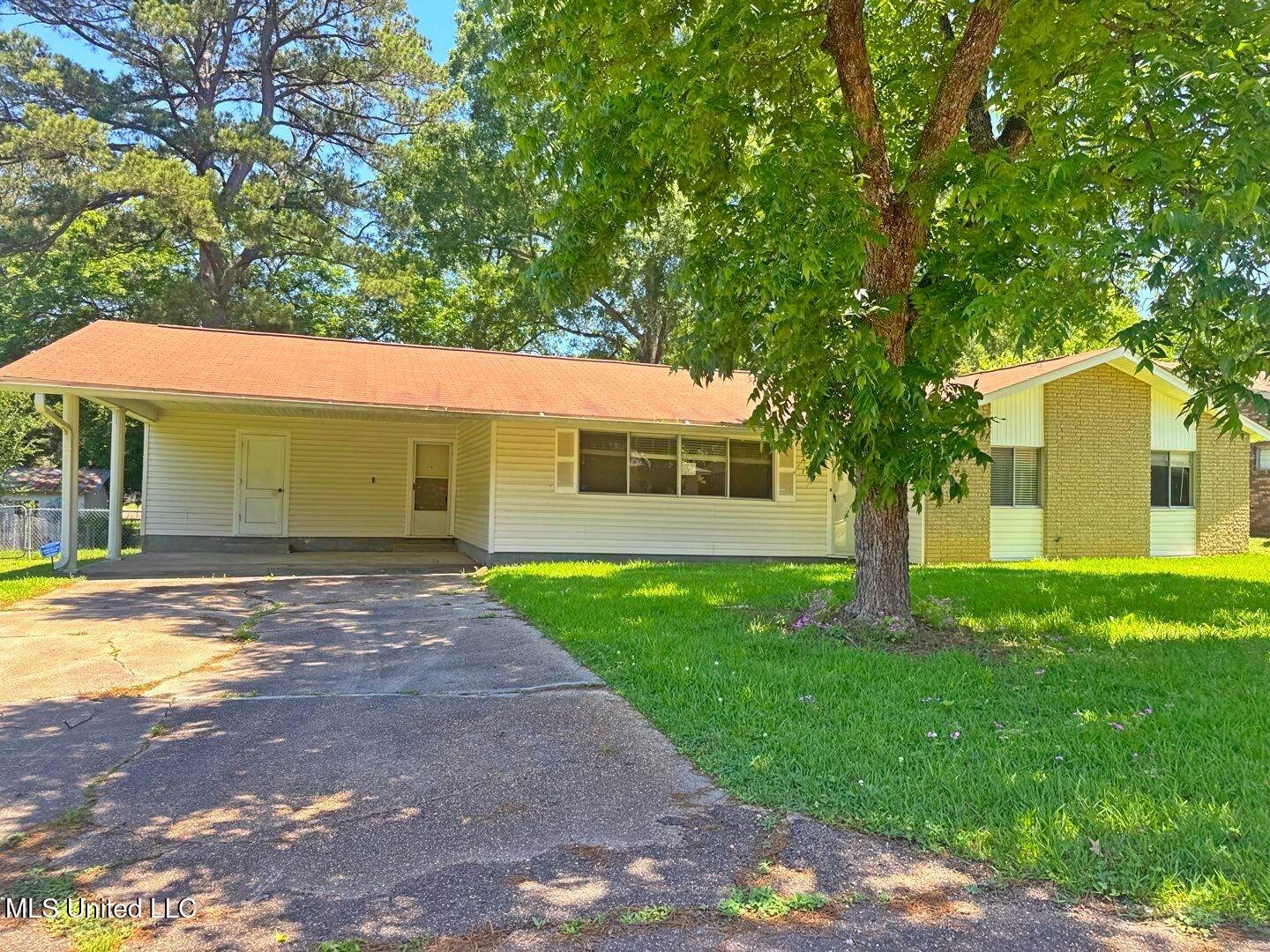 208 W Lisa Drive Property Photo
