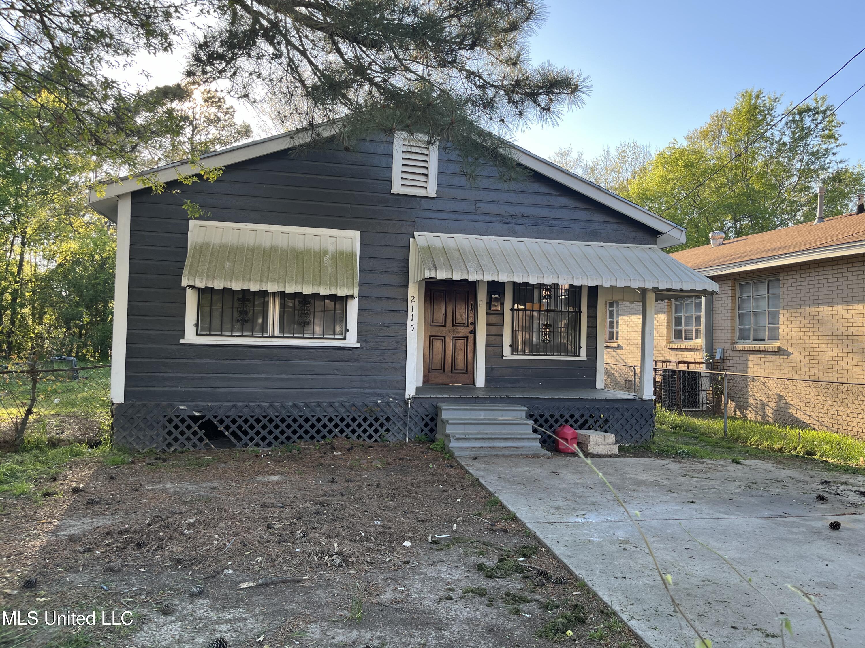 2115 Powers Avenue Property Photo 1