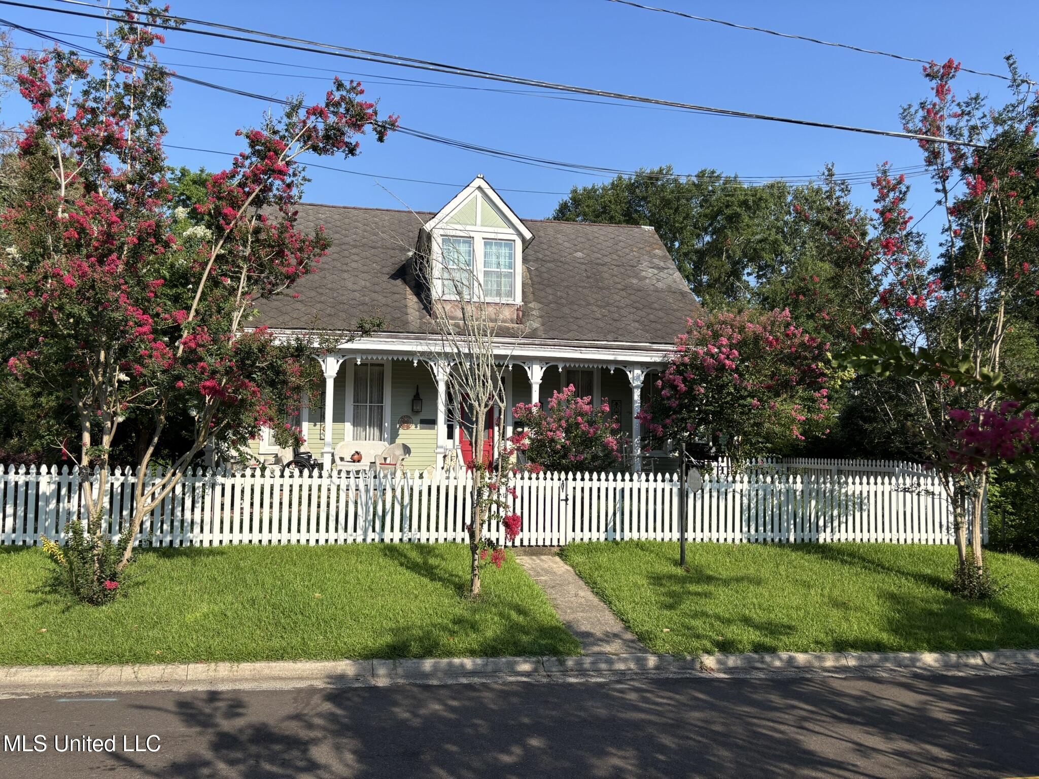 204 Arlington Avenue Property Photo 1