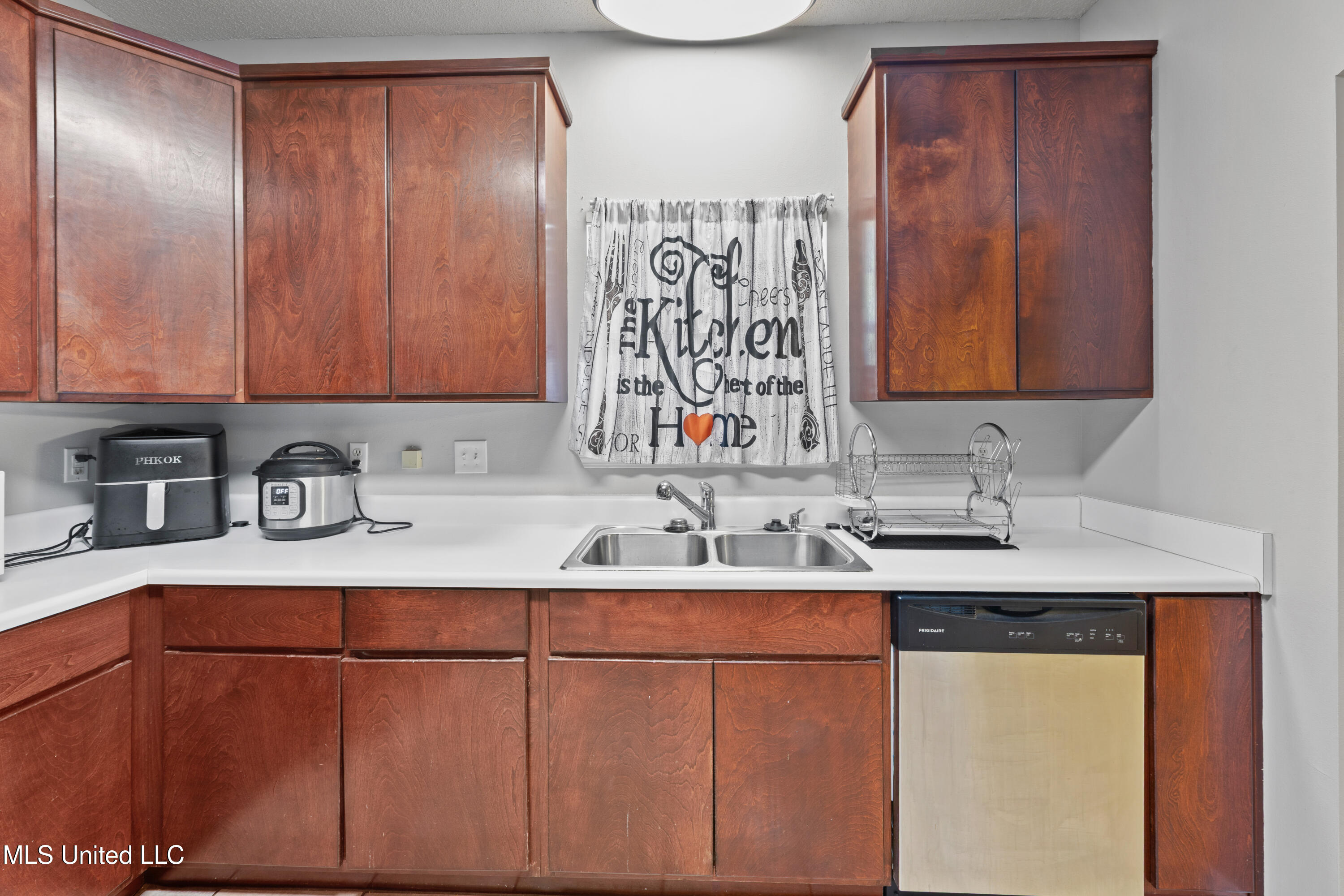 3313 Neptune Drive Property Photo 4