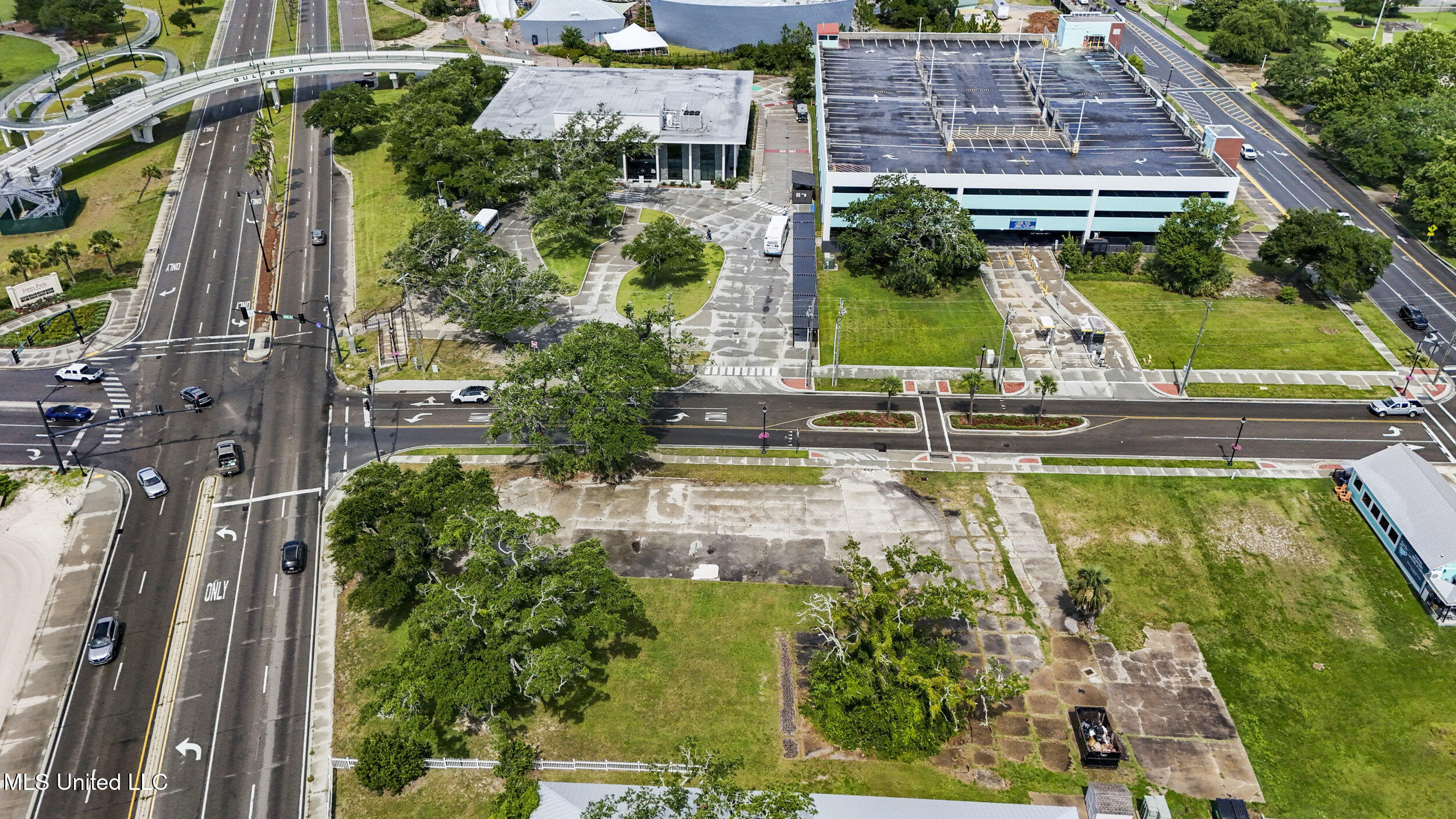 1940 E Beach Boulevard Property Photo 9