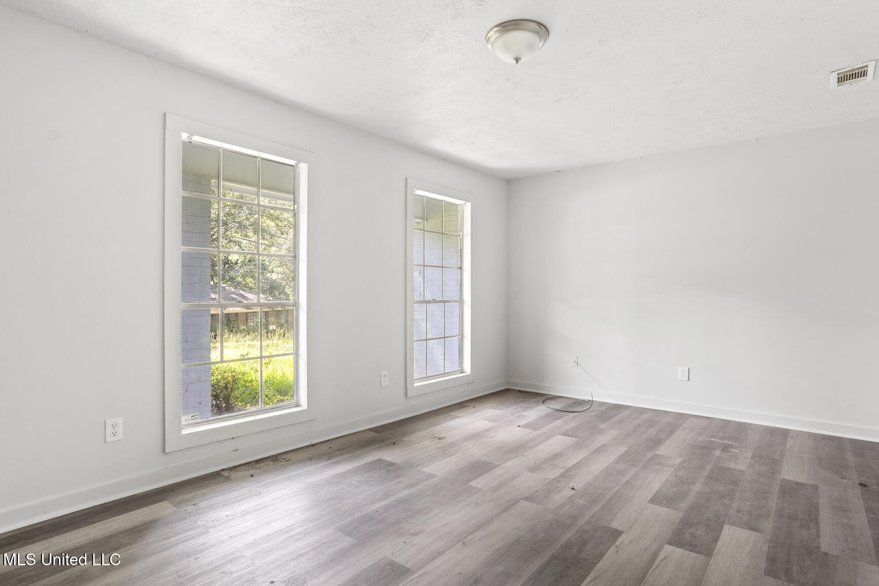 3328 Fleetwood Drive Property Photo 3