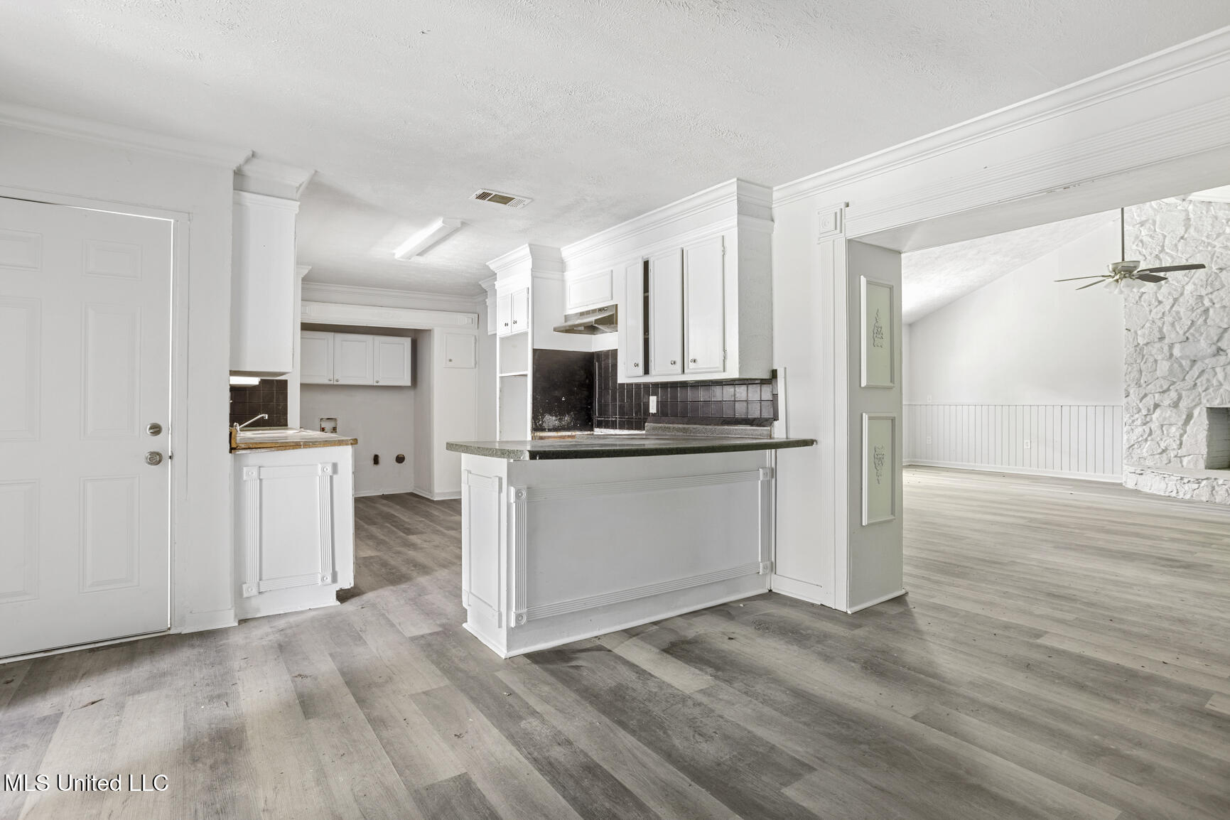 3328 Fleetwood Drive Property Photo 5