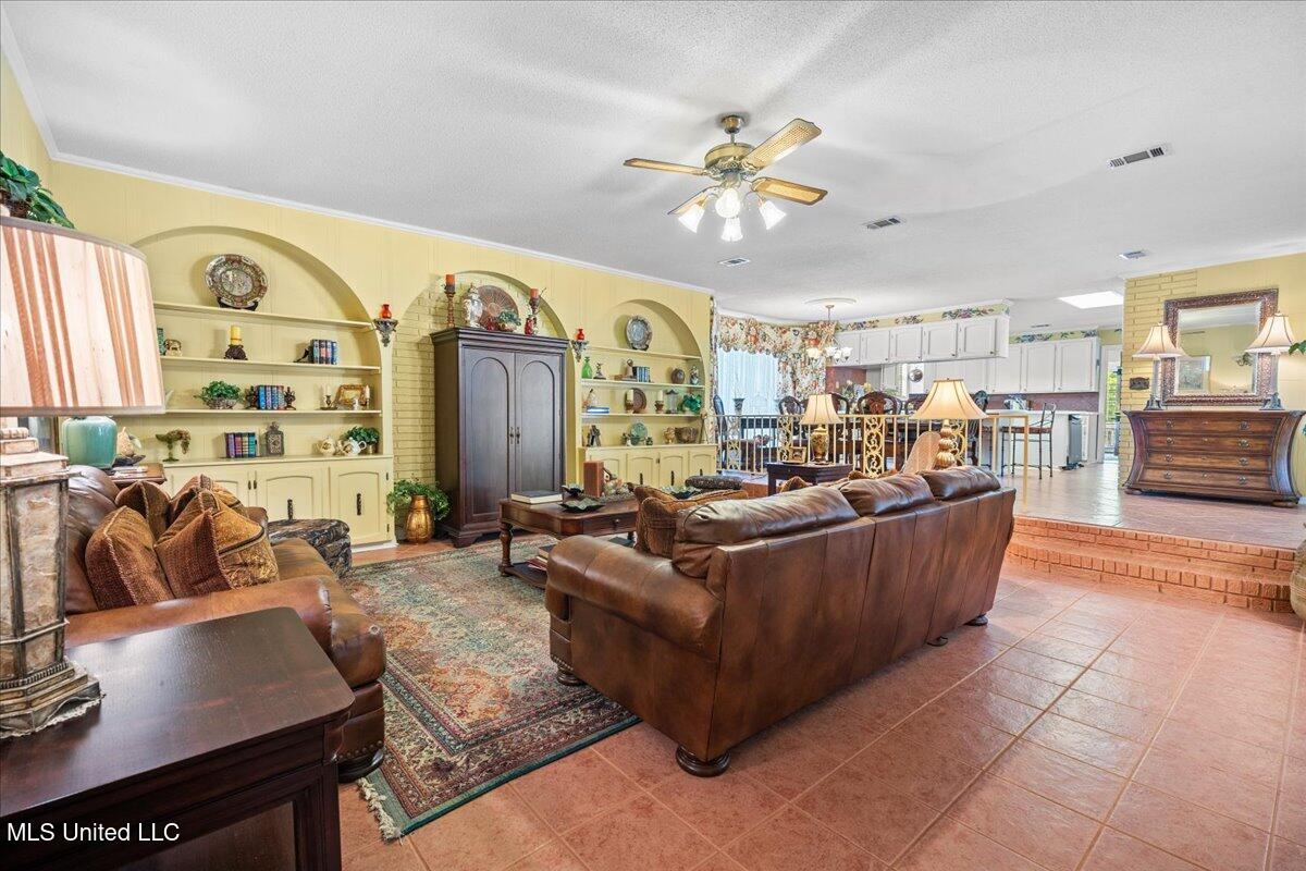 402 Holly Street Property Photo 4