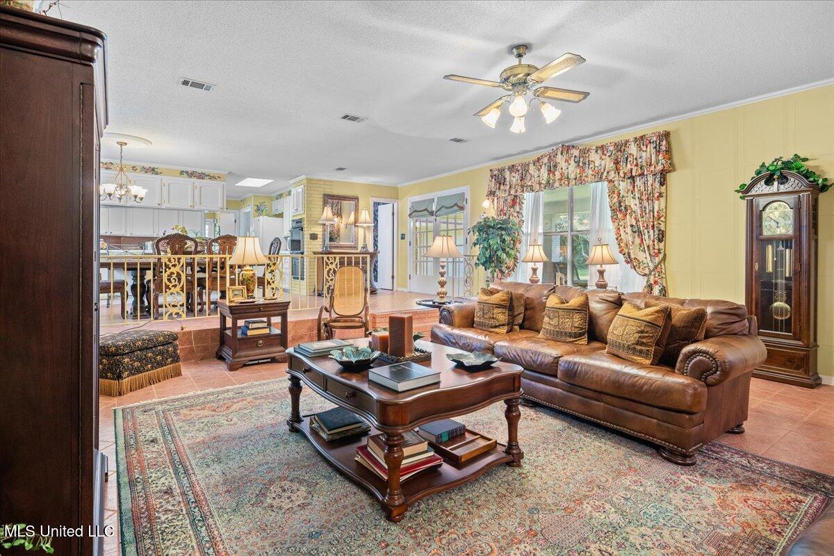 402 Holly Street Property Photo 5