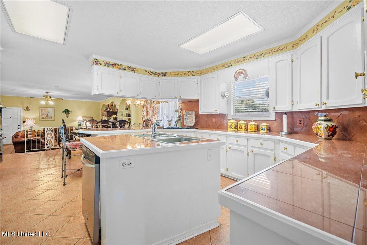 402 Holly Street Property Photo 9