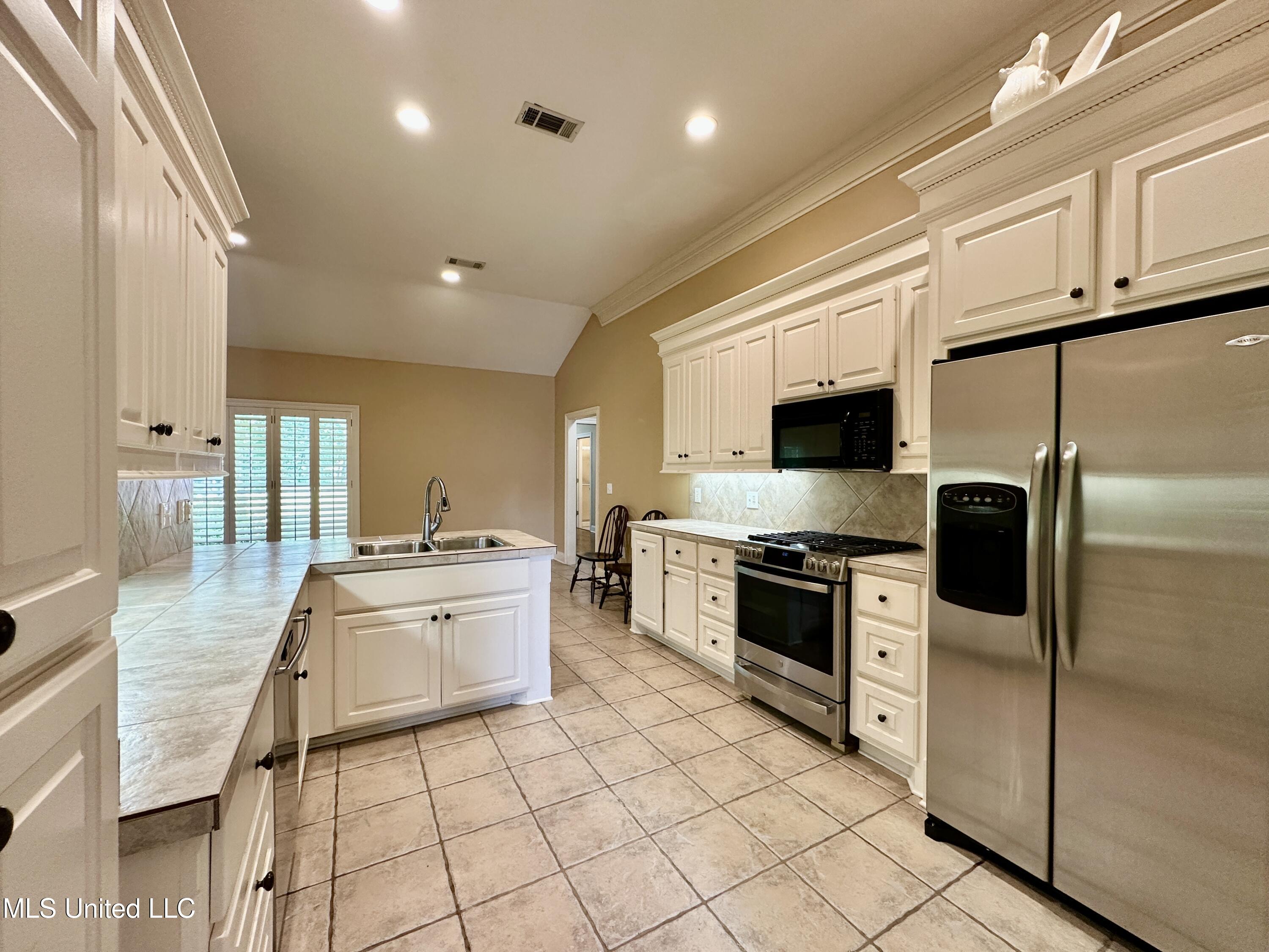 107 Thornwood Drive Property Photo 14