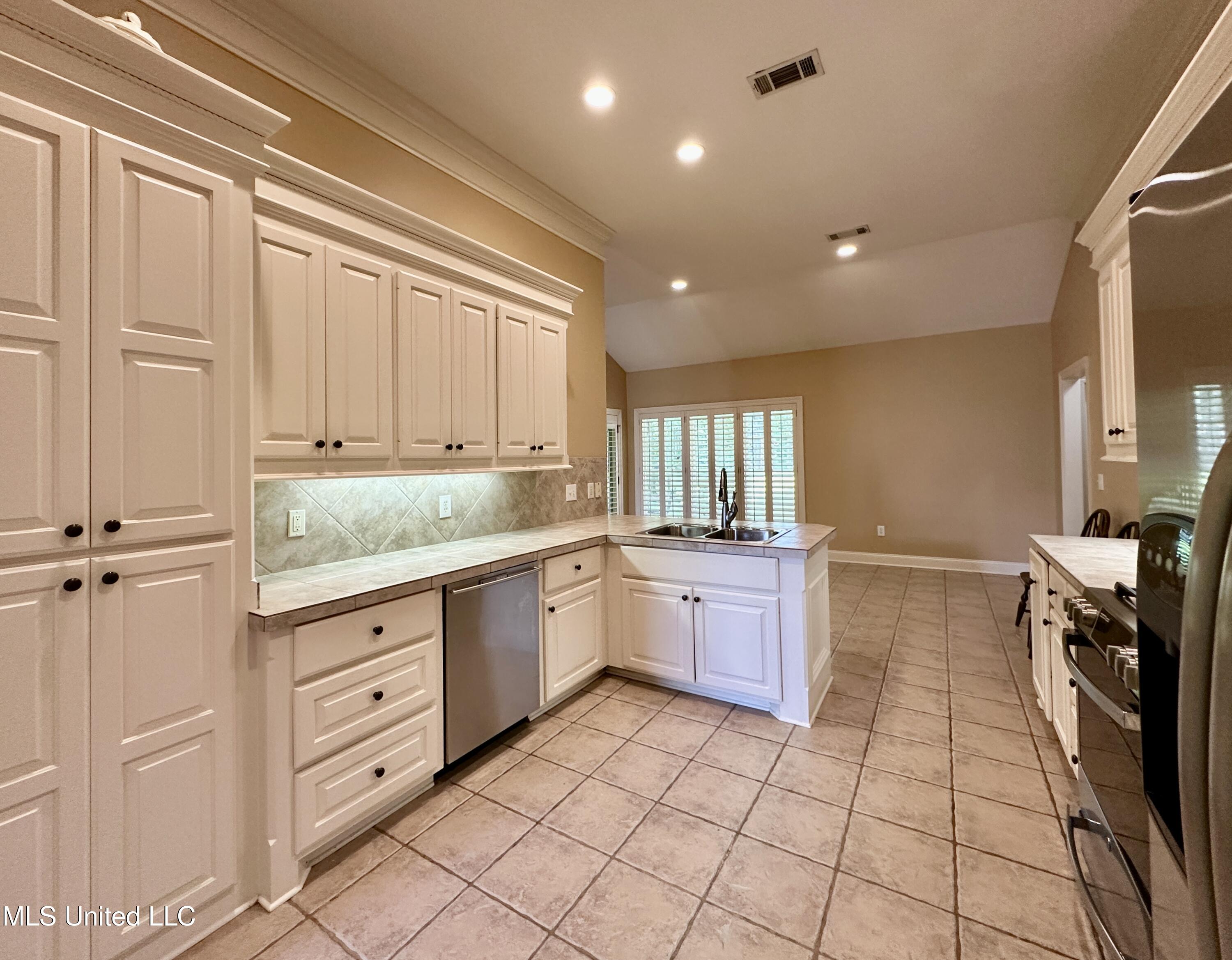 107 Thornwood Drive Property Photo 15