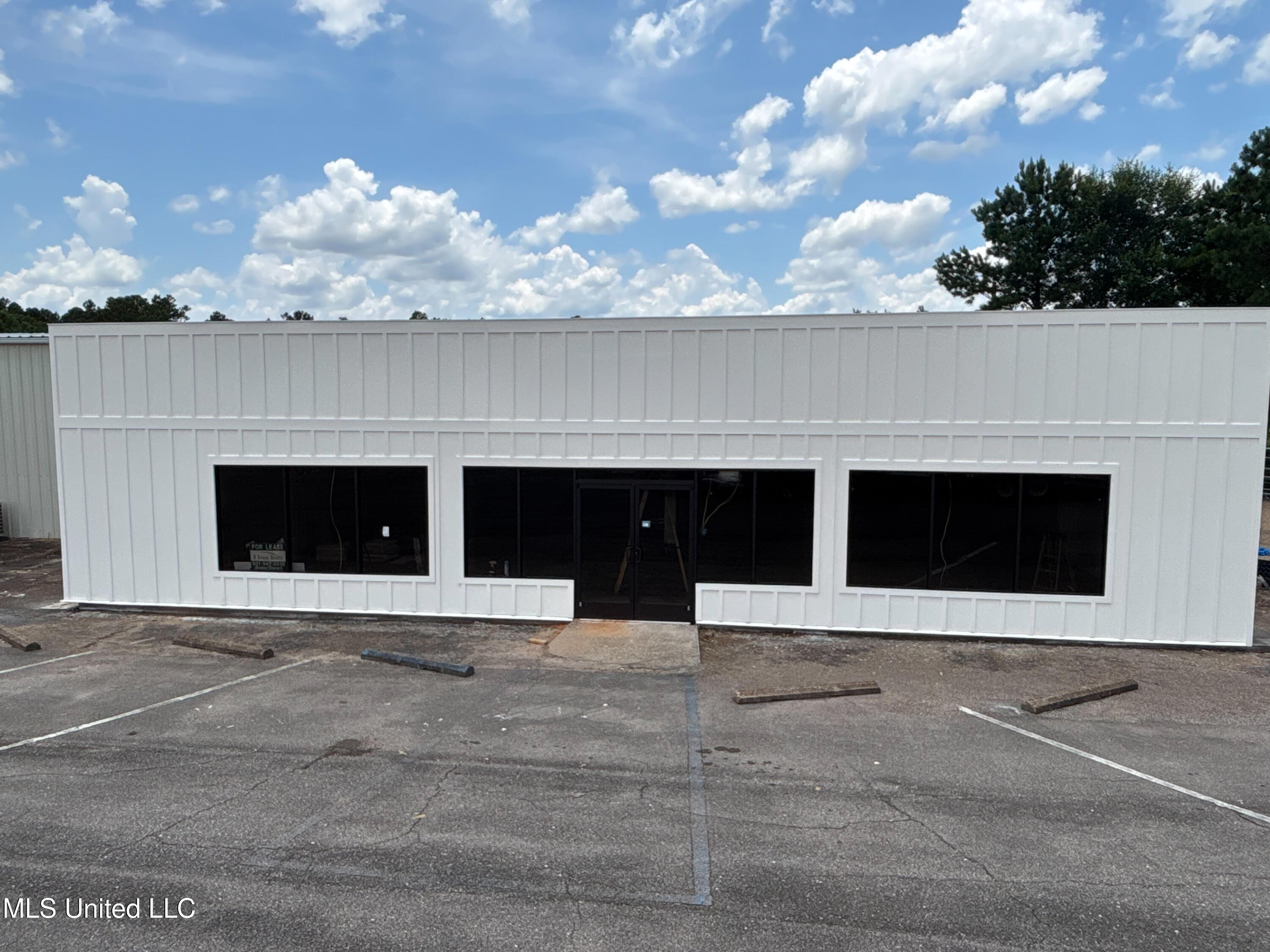 704 W Frontage Drive Property Photo 1