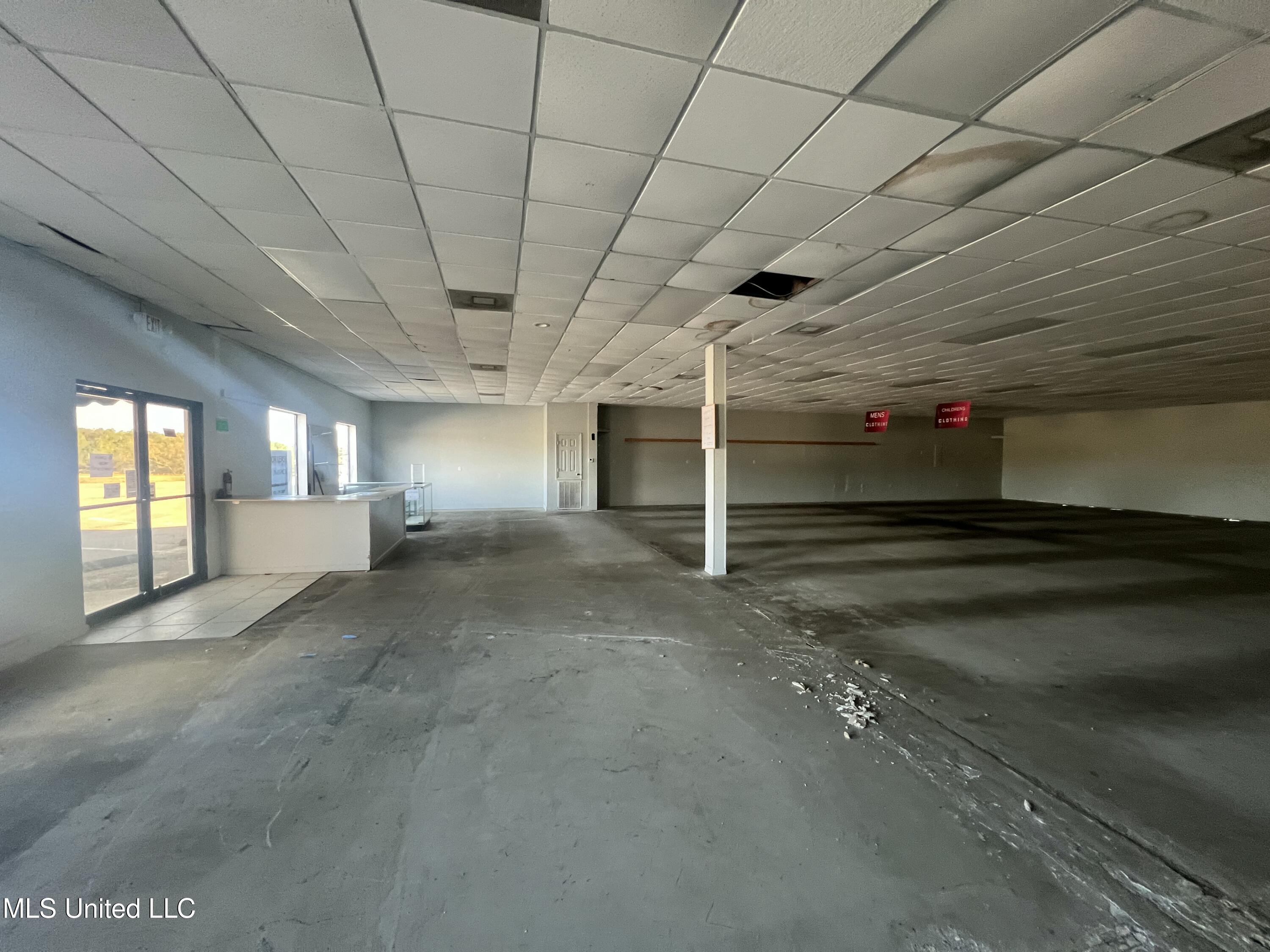 704 W Frontage Drive Property Photo 4