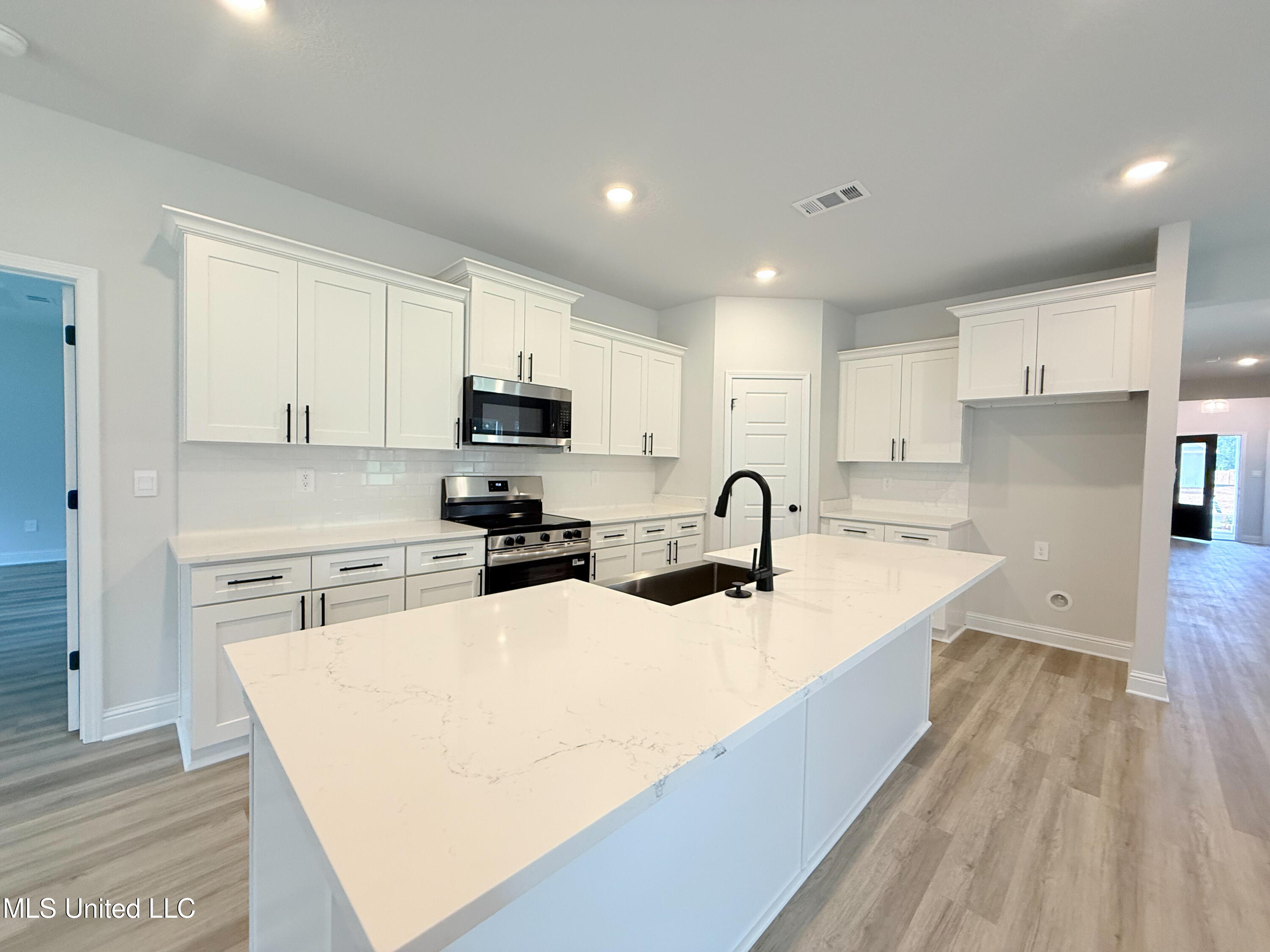 13409 Crane Drive Property Photo 2