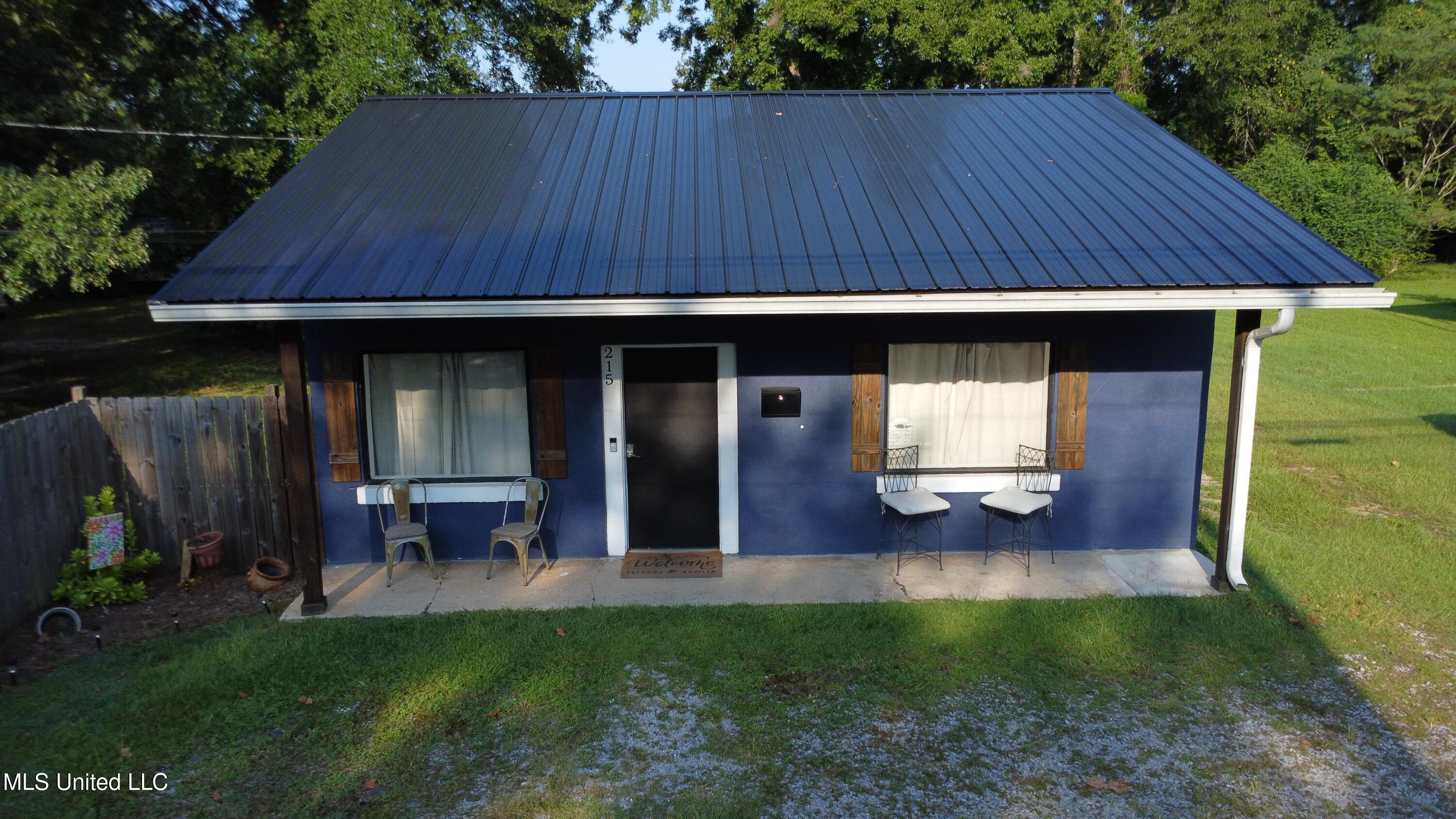 215 N Jackson Avenue Property Photo 1