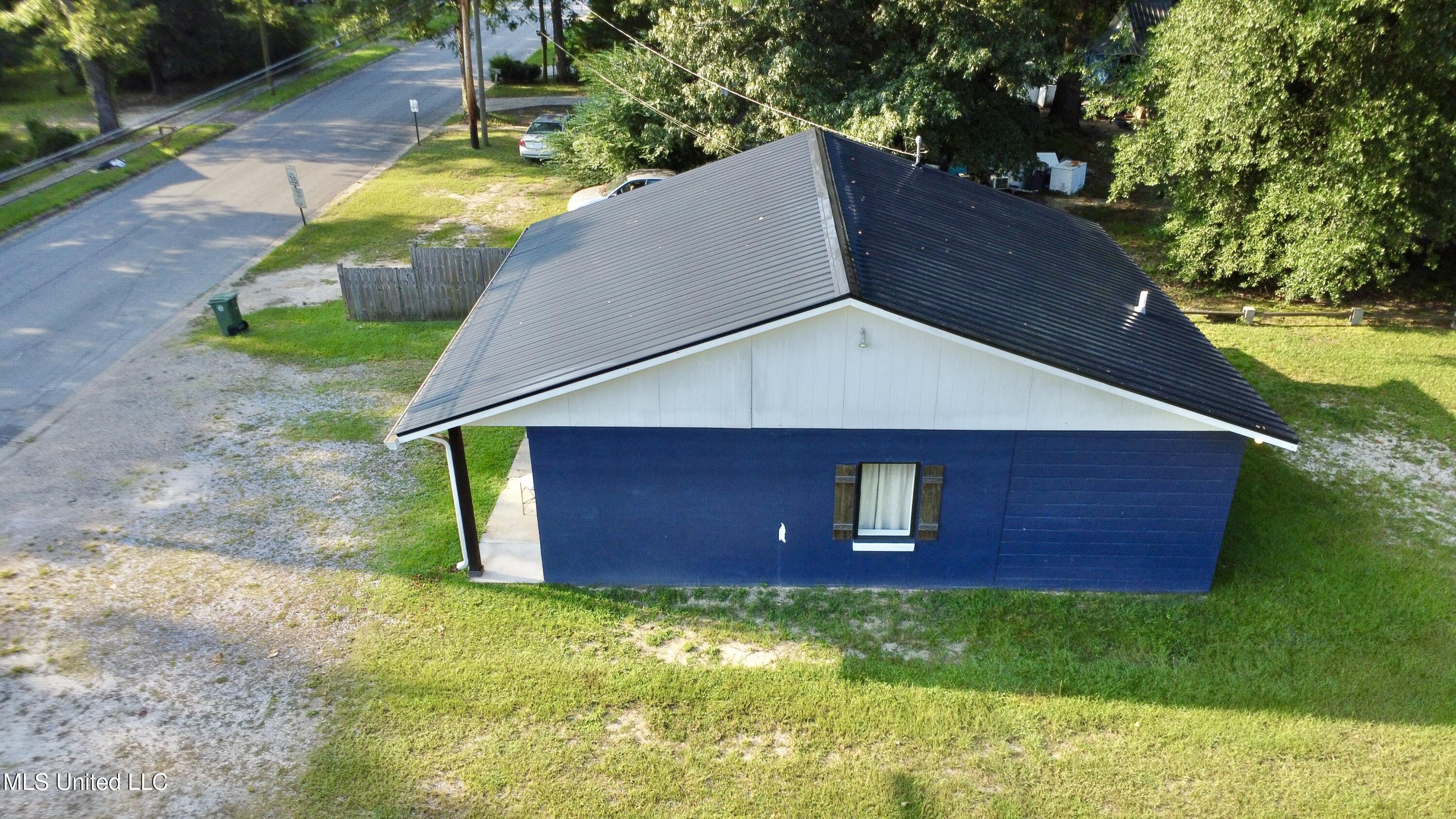 215 N Jackson Avenue Property Photo 3