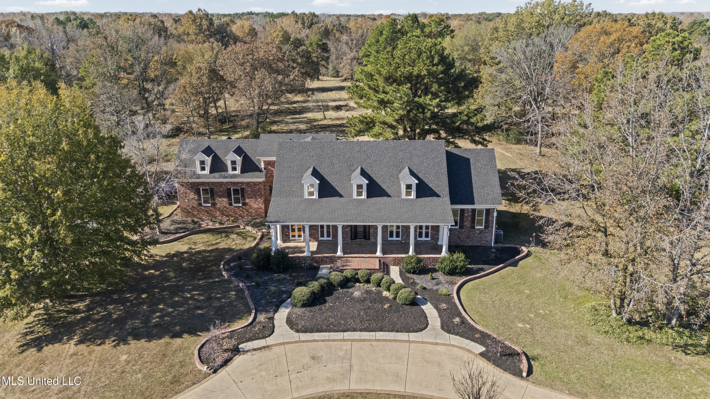 1594 Victoria Road Property Photo 3