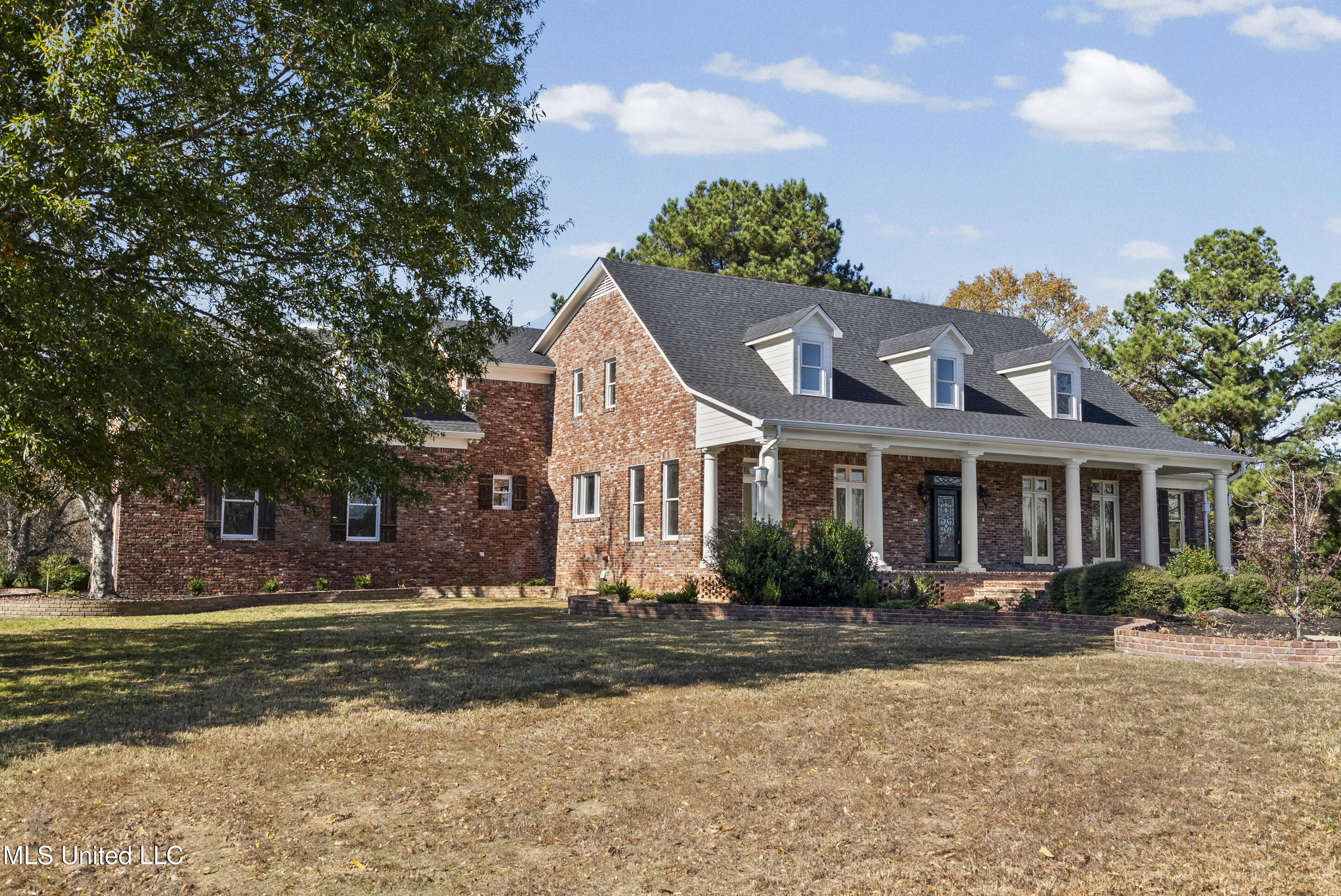 1594 Victoria Road Property Photo 5