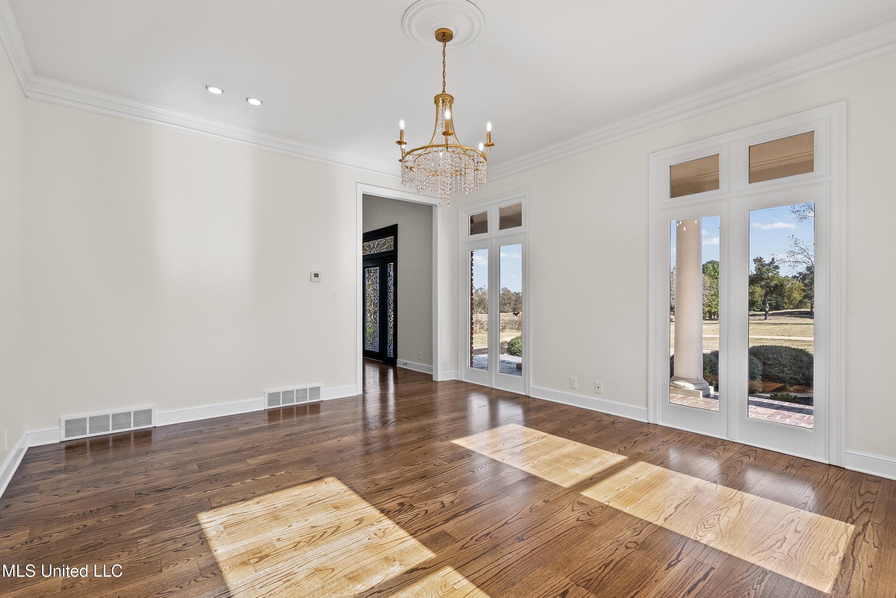 1594 Victoria Road Property Photo 10
