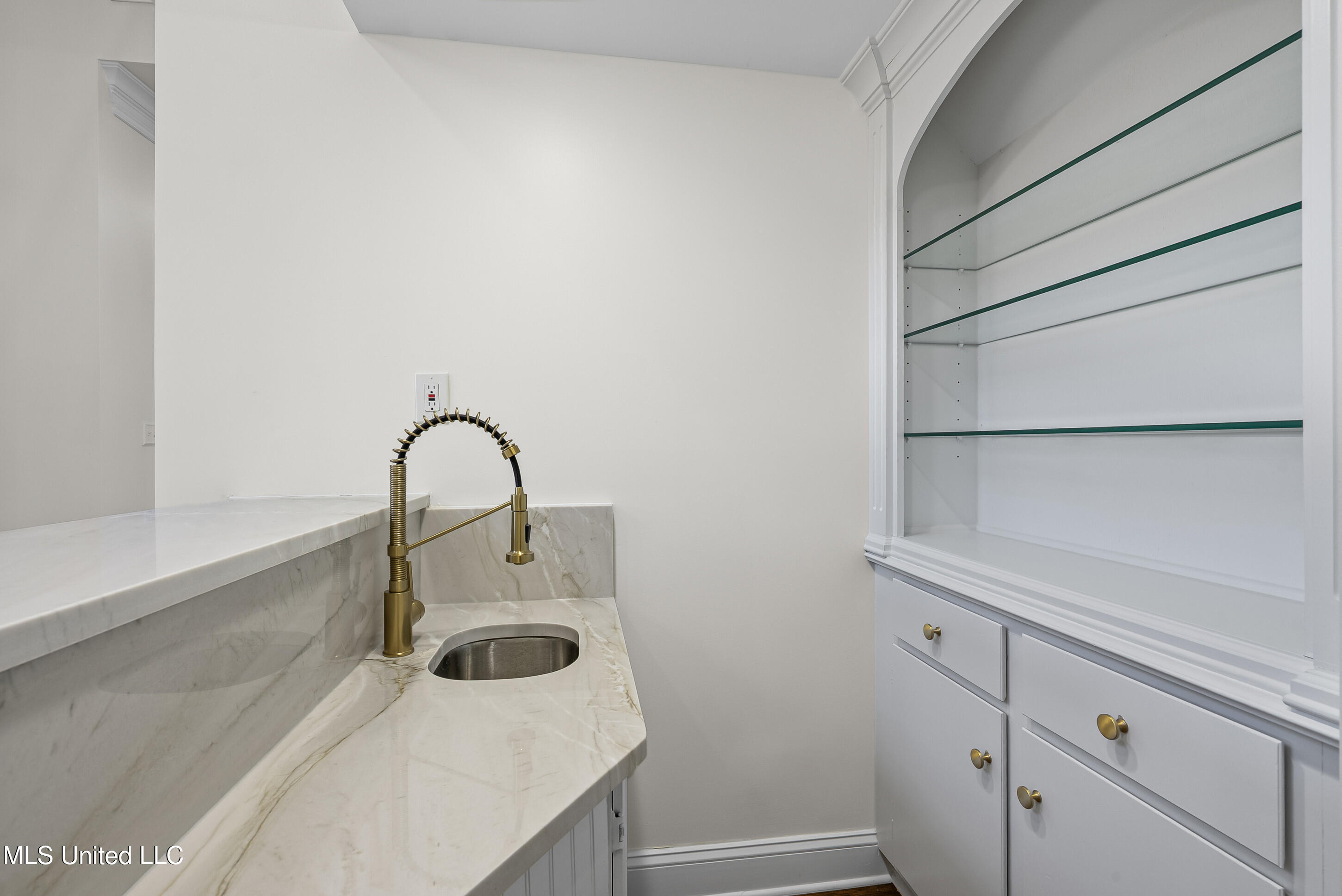 1594 Victoria Road Property Photo 18